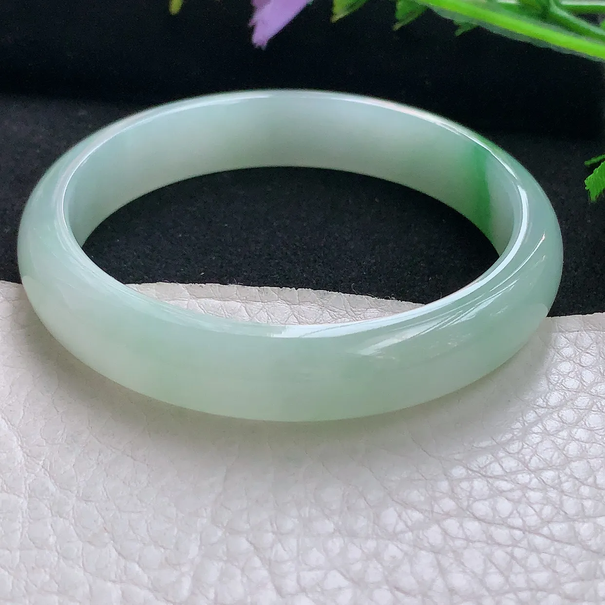 jm自然光59*12*6.8平安镯 天然缅甸翡翠飘绿秀气正圈珠宝玉手镯 美人镯