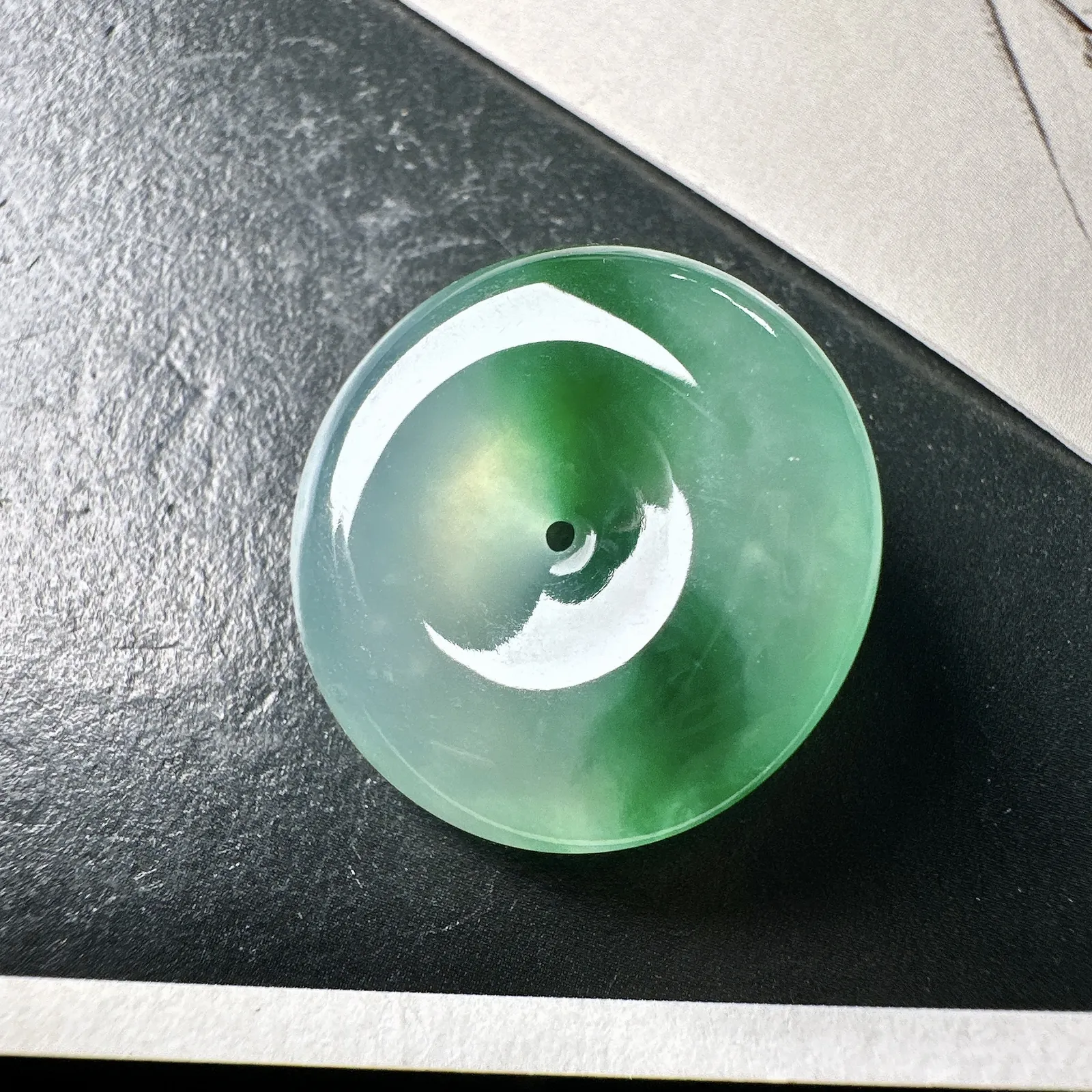 【冰种飘绿平安扣】质地细腻，品质很好，冰感十足，胶感明显，收藏品质