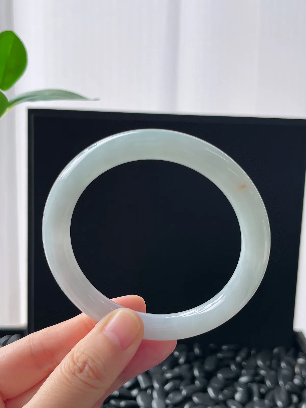 圆镯57.8圈口，翡翠糯化种淡蓝色手镯