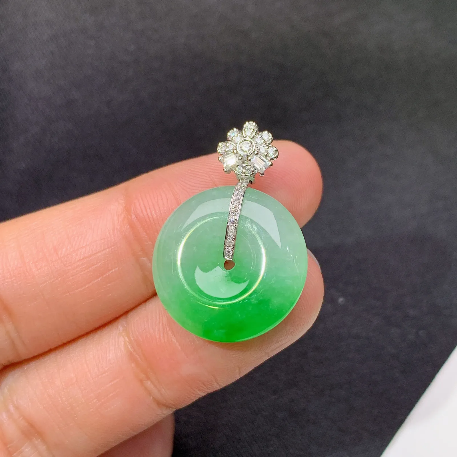 飘绿平安扣吊坠，18k金镶嵌，冰润色阳，玉质细腻，种水足 尺寸24.4*17.3*5