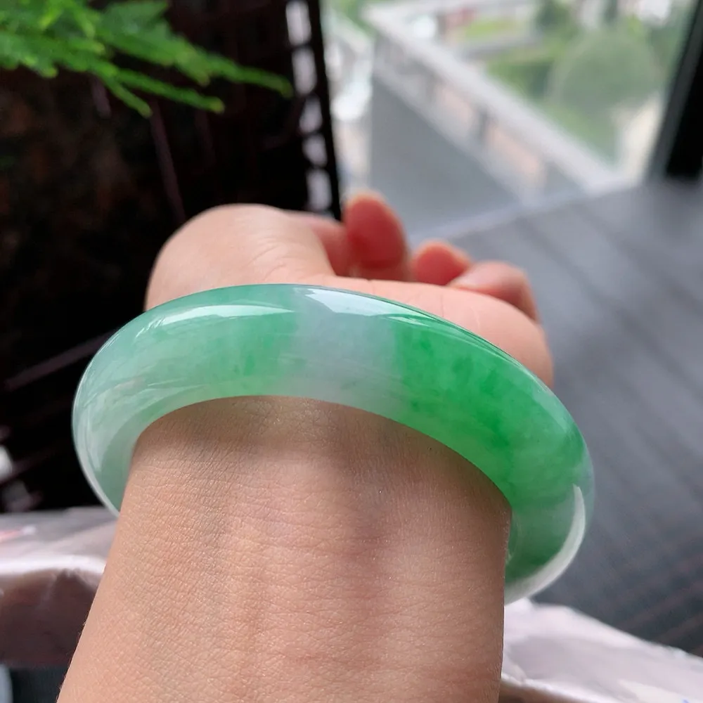 正圈冰糯阳绿 无纹裂 尺寸:53.7/12.8/9.9 色好