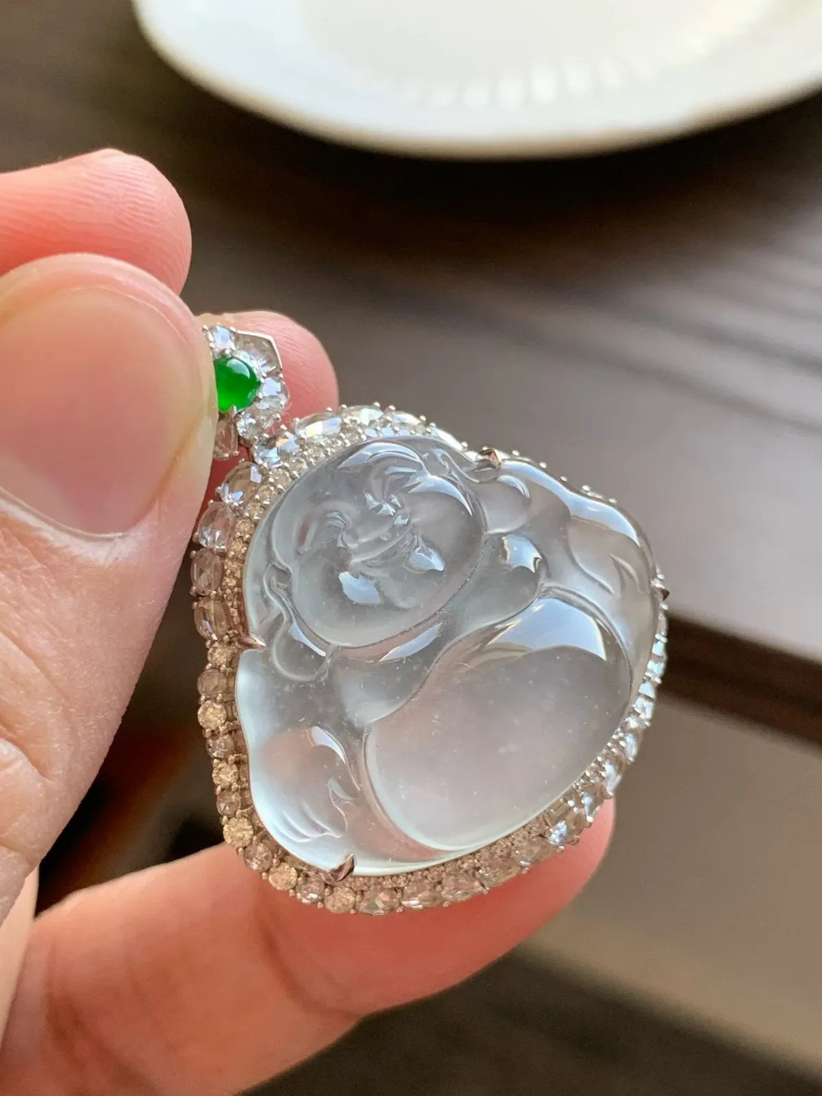 高冰种佛公
裸石24*29.5*4.5 整体尺寸38.5*32.5*12
18k金钻石镶嵌