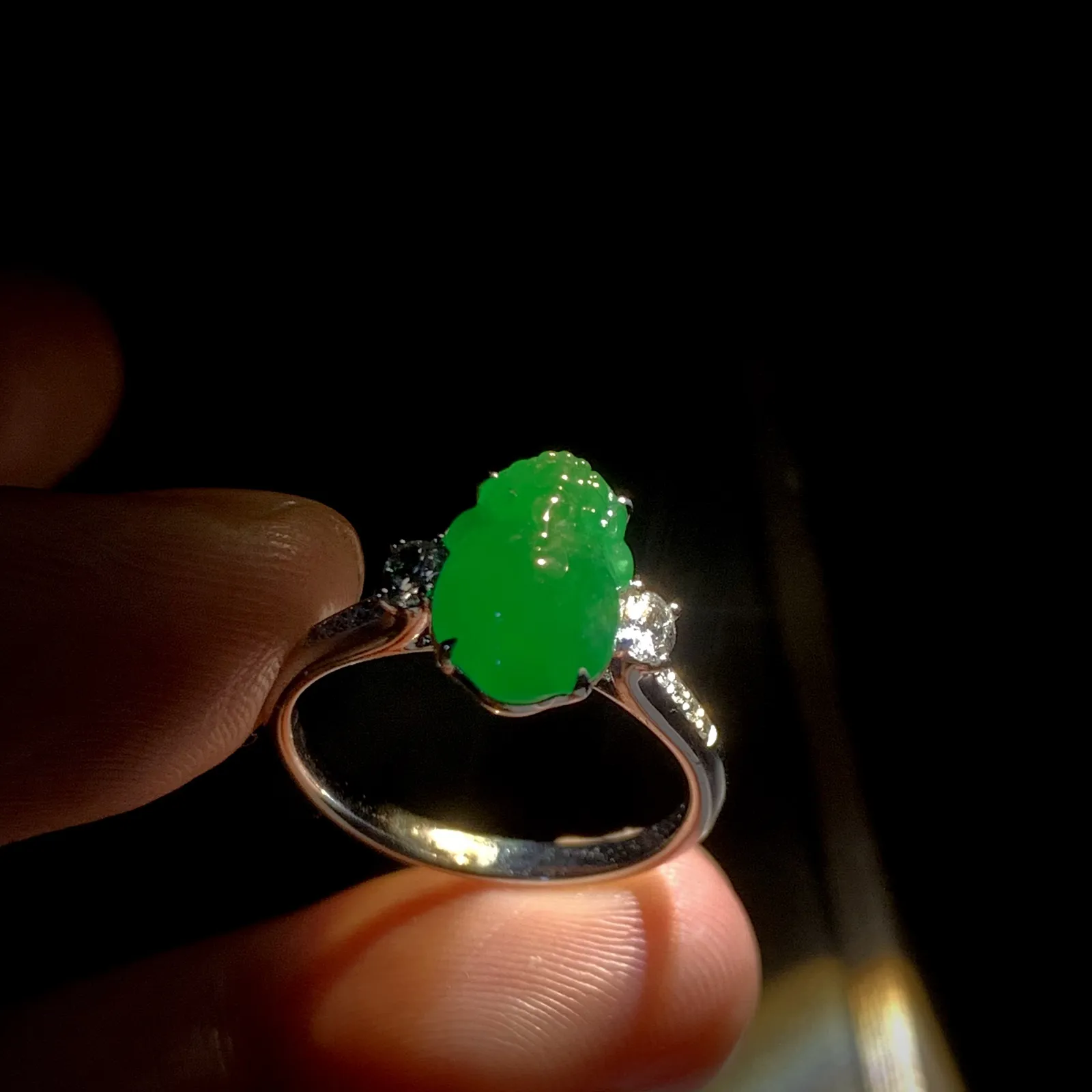 辣绿金蟾戒指，招财进宝，
裸石约10.6-7.2-4.2mm，13#，
18K金，南非钻，