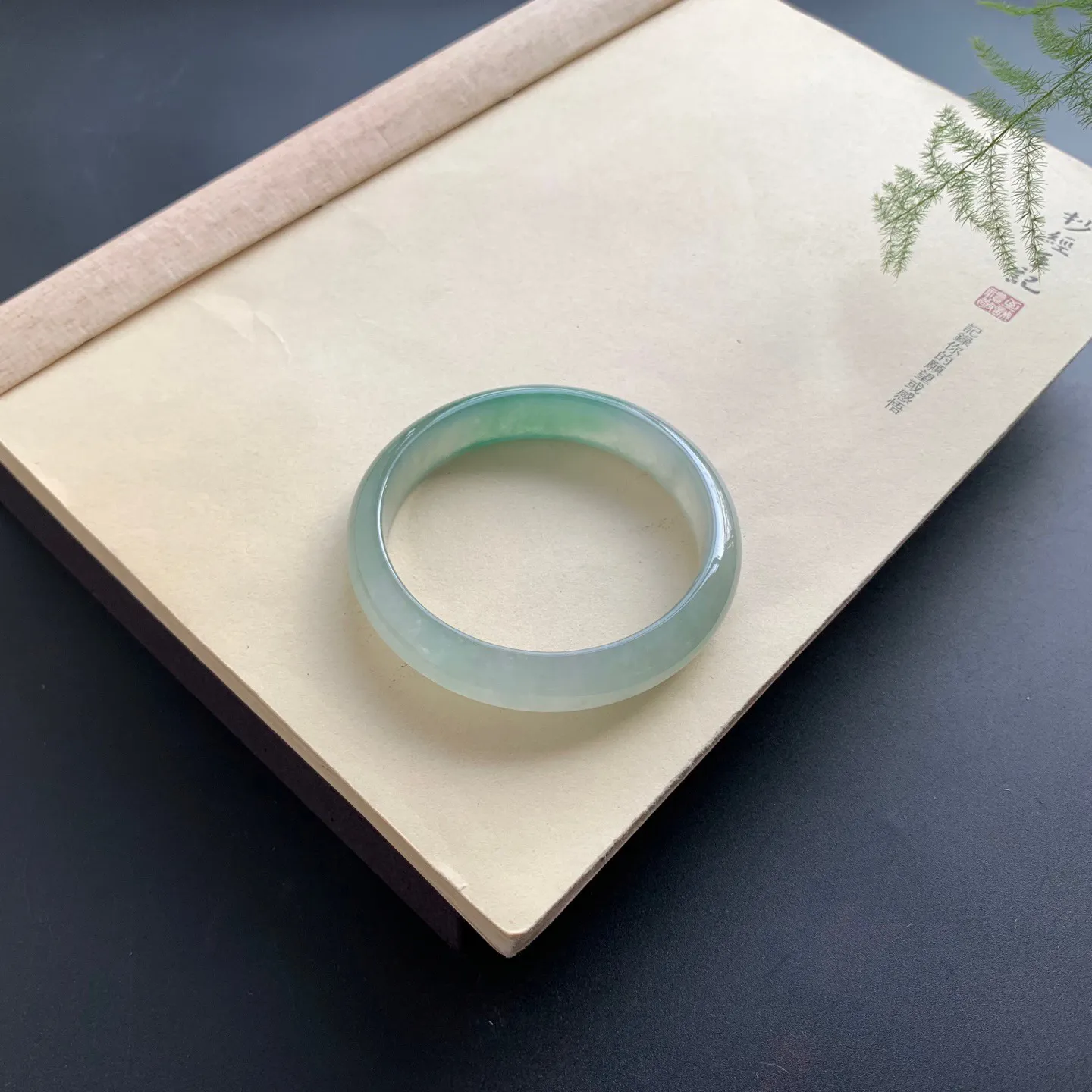 60圈口冰种飘绿正圈手镯 尺寸：60.3-13-7.3，无纹裂，水润透亮，胶感十足