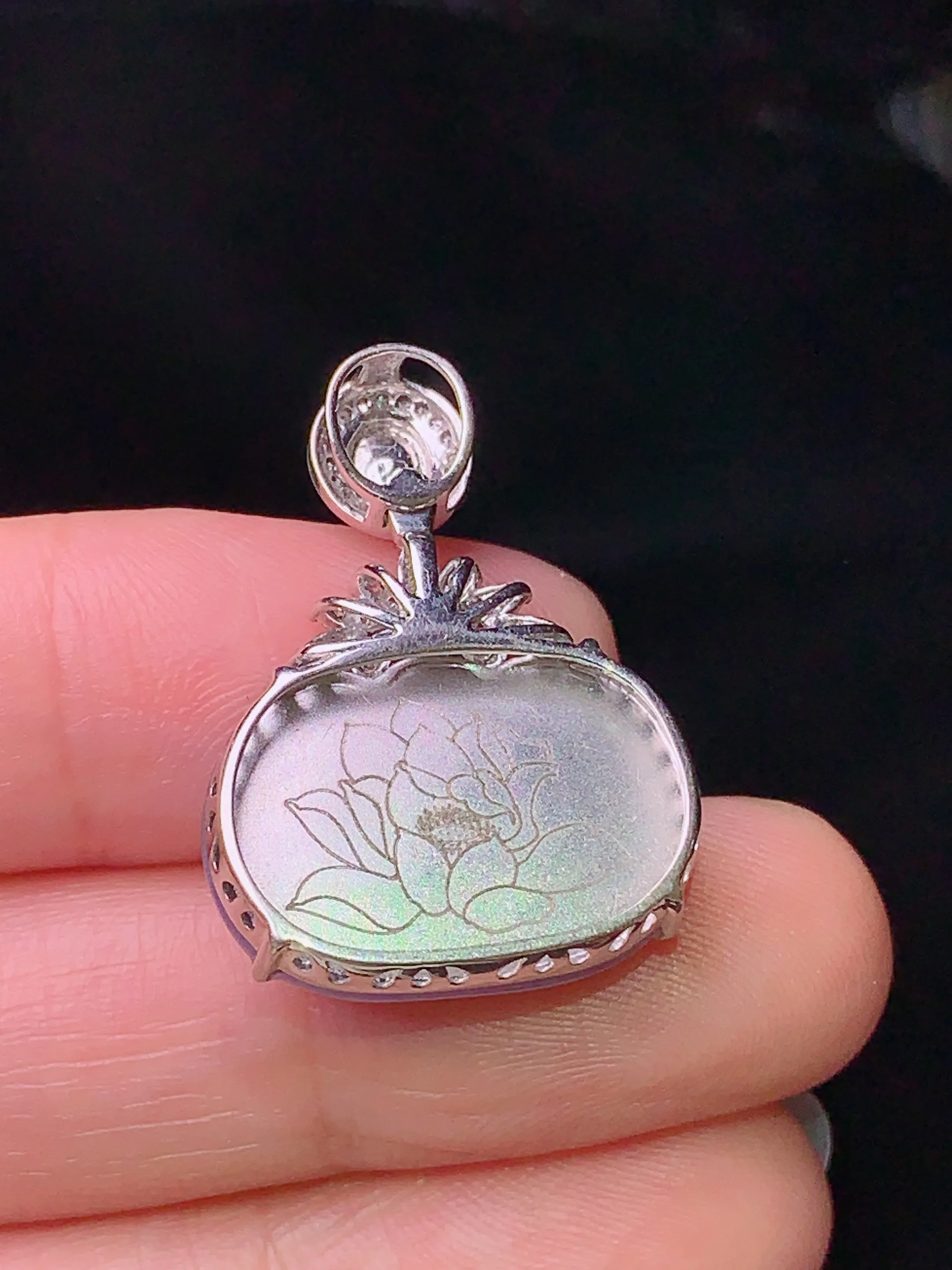 18k金钻镶嵌紫罗兰如意吊坠 玉质细腻 水润亮眼 色泽艳丽 整体尺寸26.5*19.2*7.5