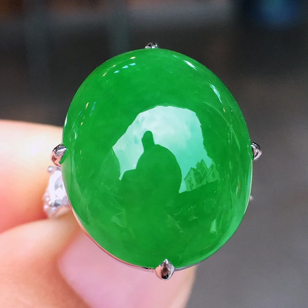 阳绿蛋面戒指，色泽均匀艳丽，玉质细腻，荧光感超
强，饱满圆润，简单大方，尽显优雅气质，18k
金豪华镶嵌