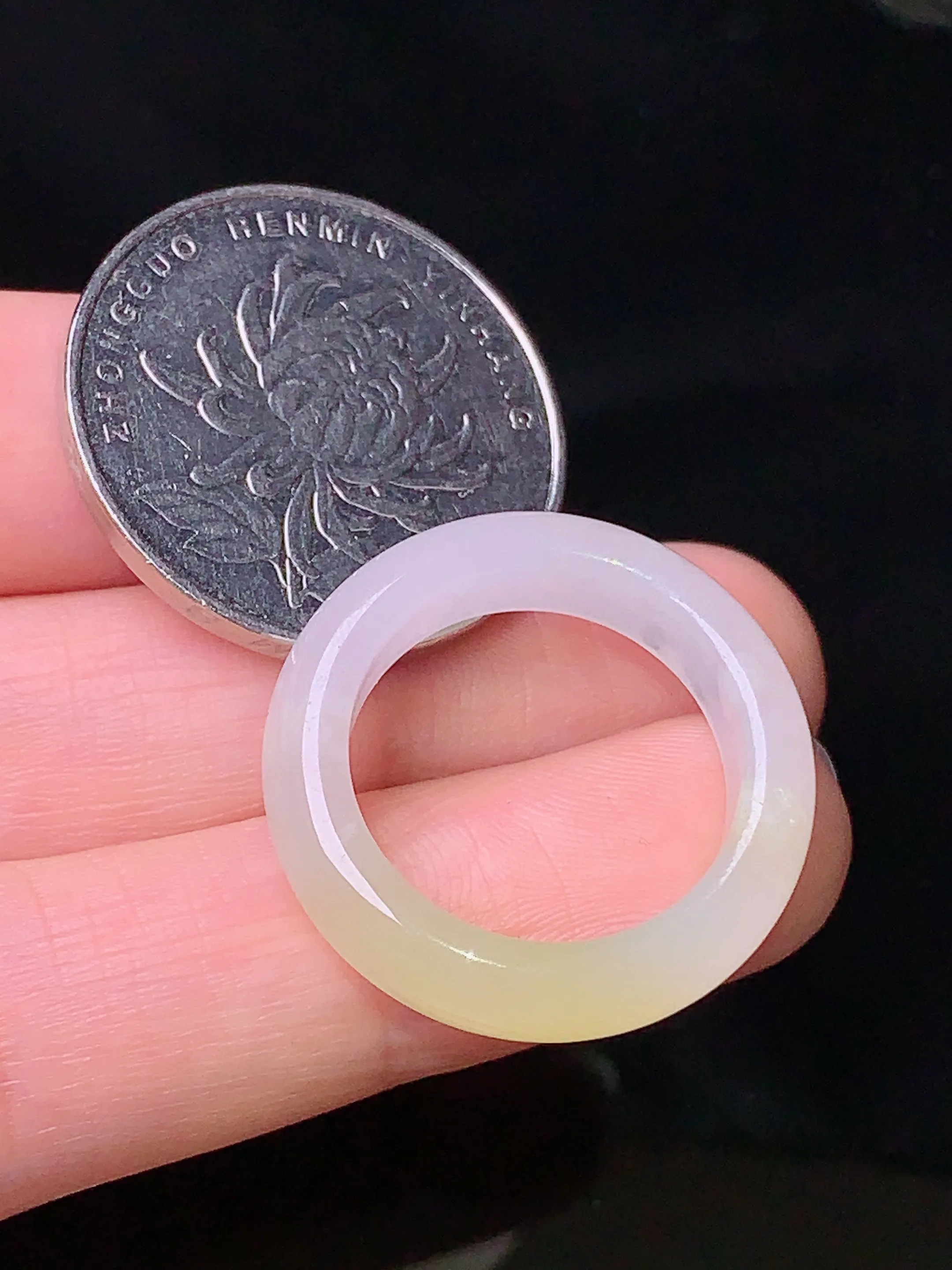 飘黄翡指环 玉质细腻 水润亮眼 色泽艳丽 圈口14.5 整体尺寸24.5*5.9*3.8