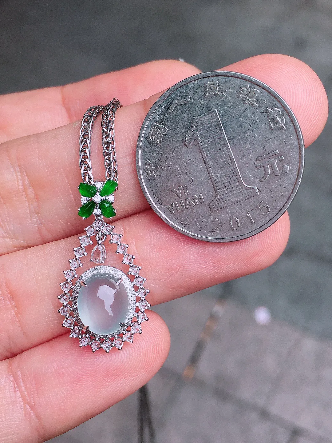 冰种蛋面吊坠，玉质细腻，荧光感超
强，饱满圆润，尽显优雅气质，18k
金豪华镶嵌