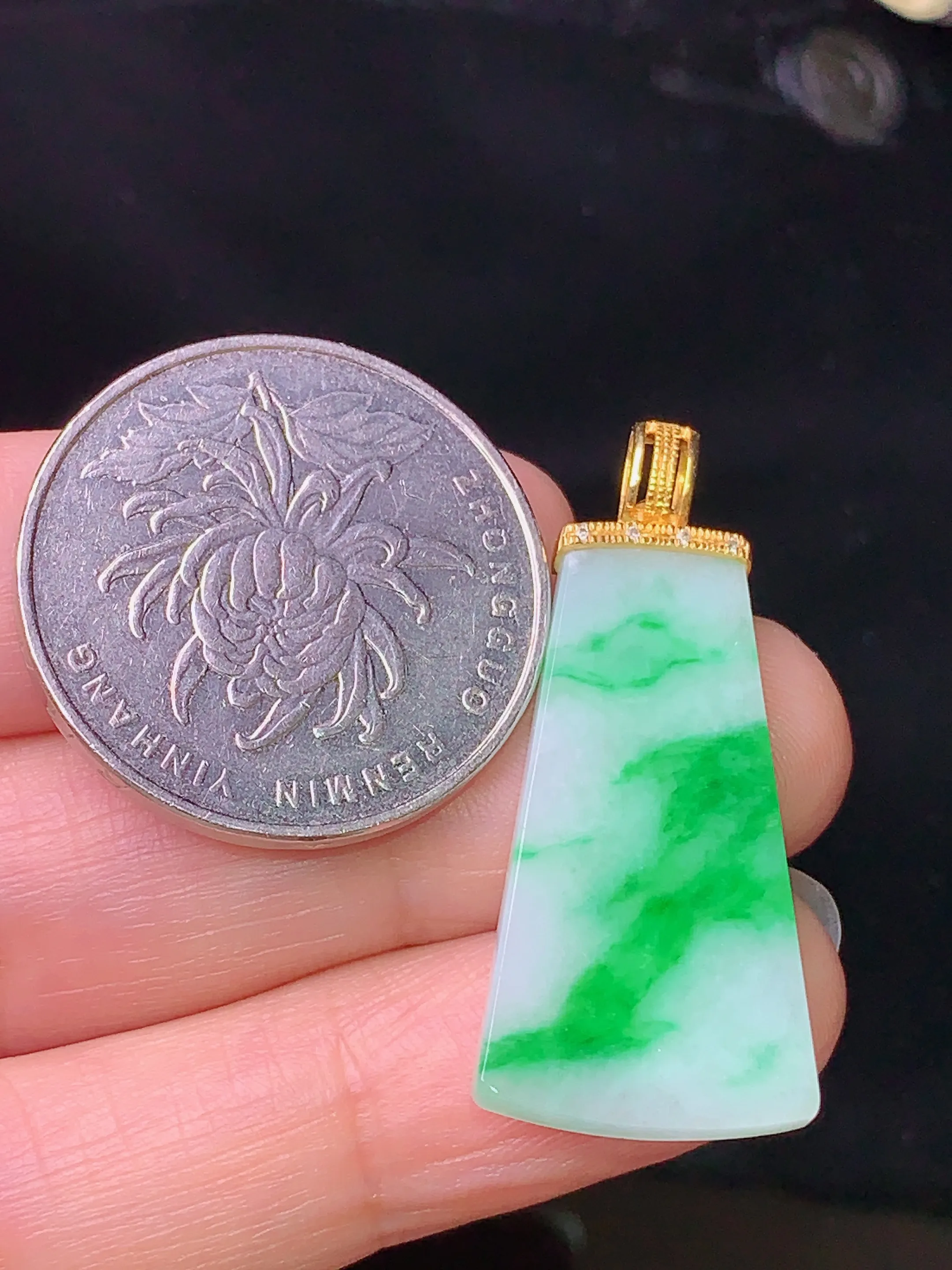 18k金钻镶嵌飘绿无事牌吊坠 玉质细腻 水润亮眼 色泽艳丽 整体尺寸34.5*15*2.7