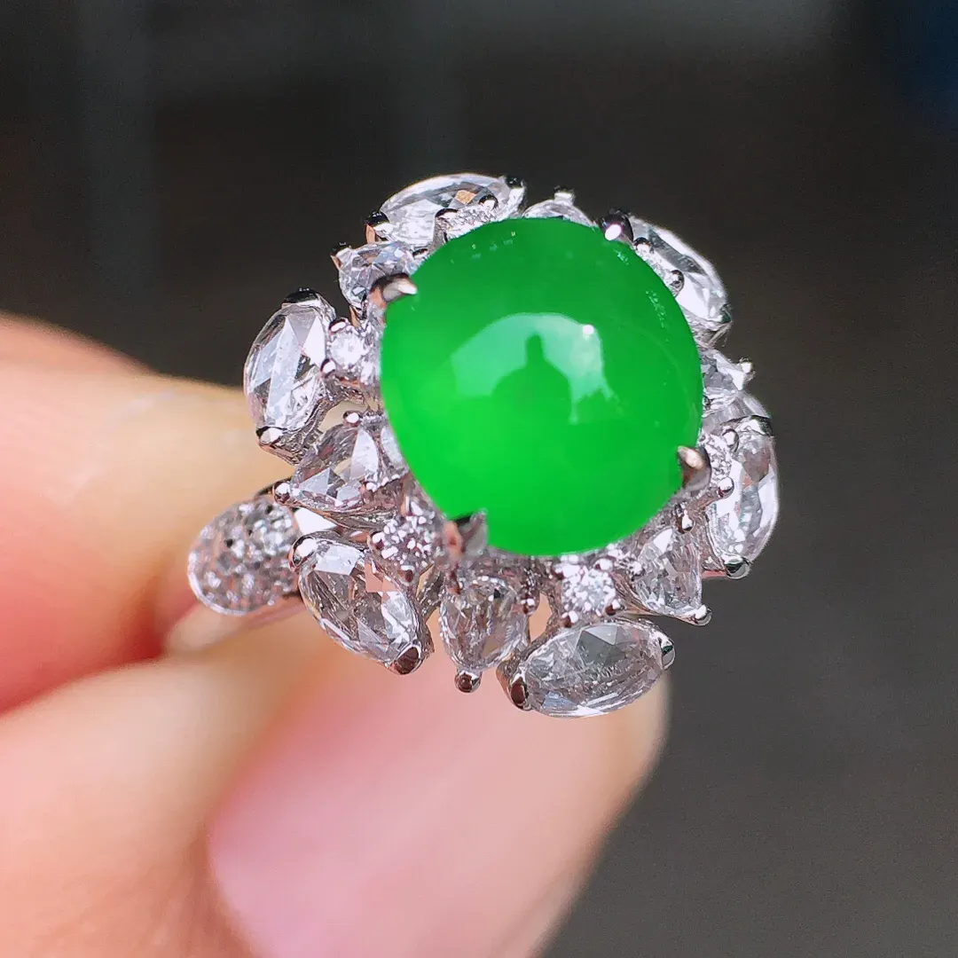 阳绿蛋面戒指，色泽均匀艳丽，玉质细腻，荧光感超
强，饱满圆润，尽显优雅气质，18k
金豪华镶嵌