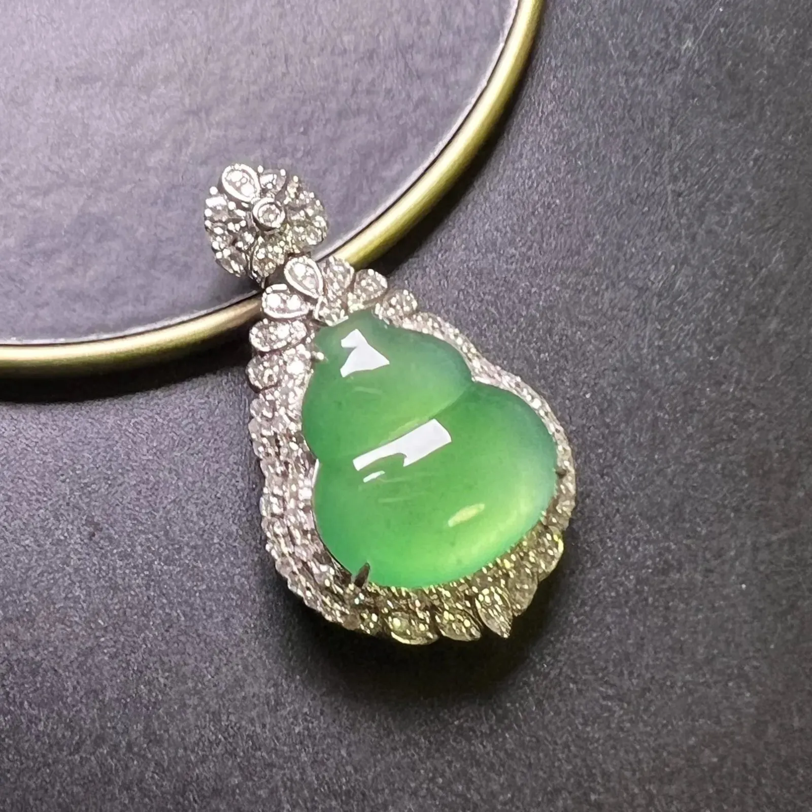 满绿葫芦种好色阳，整体尺寸30.7*18.5*10.8 裸石尺寸15.5*14*3.5