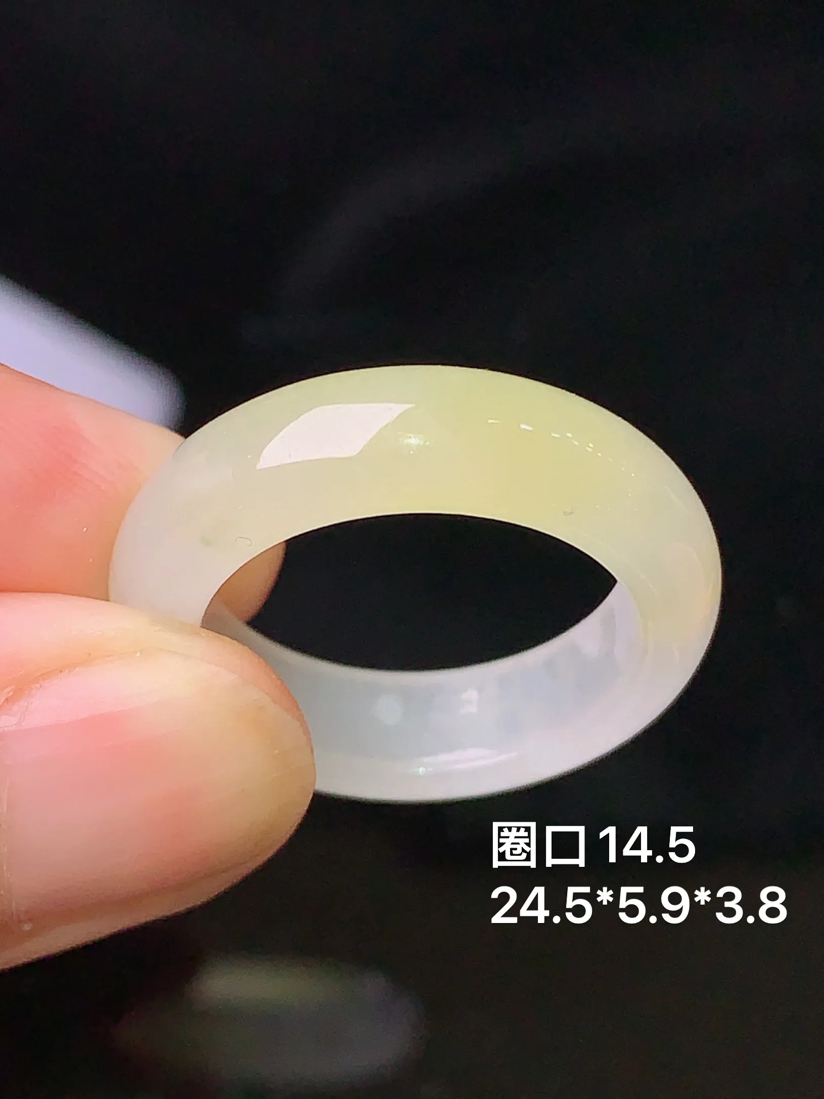 飘黄翡指环 玉质细腻 水润亮眼 色泽艳丽 圈口14.5 整体尺寸24.5*5.9*3.8