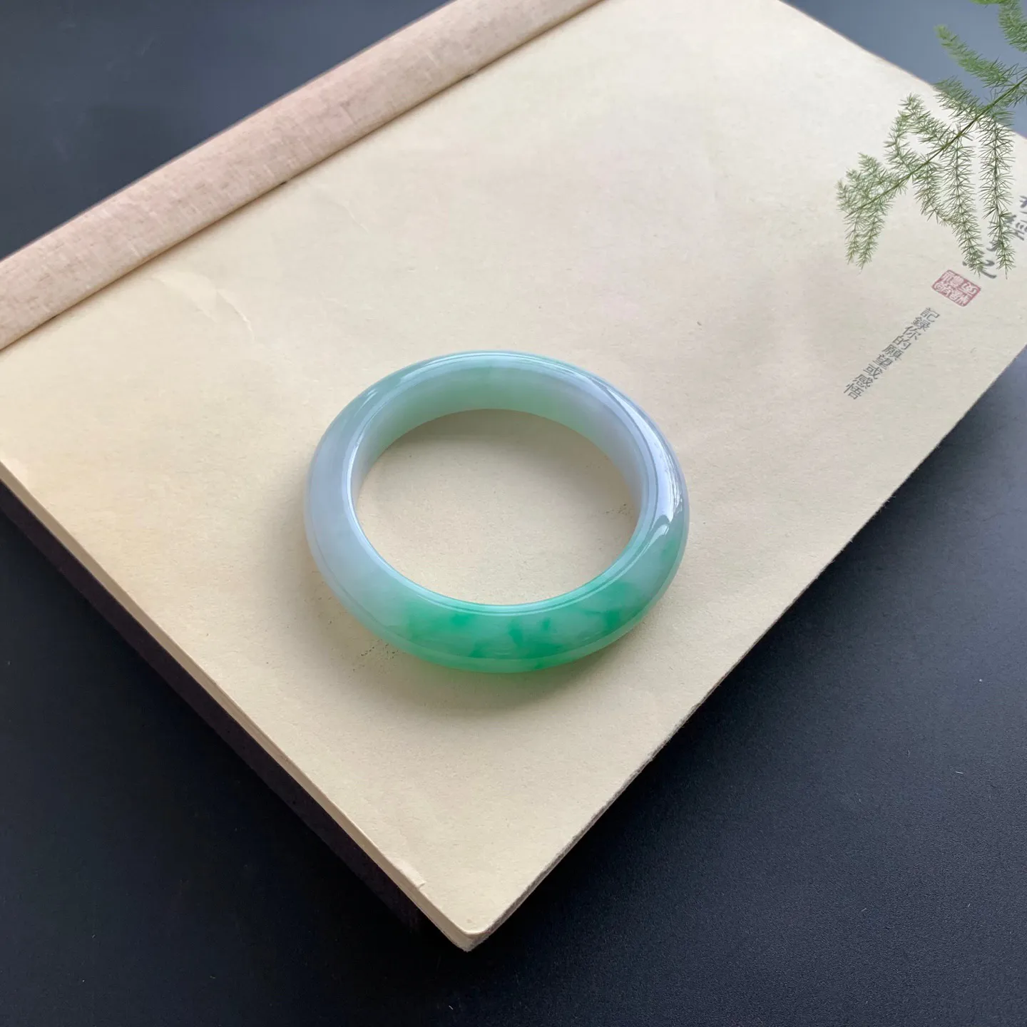 55圈口飘绿正圈手镯 尺寸：55-12.2-9.8，无纹裂，色泽靓丽，优美迷人