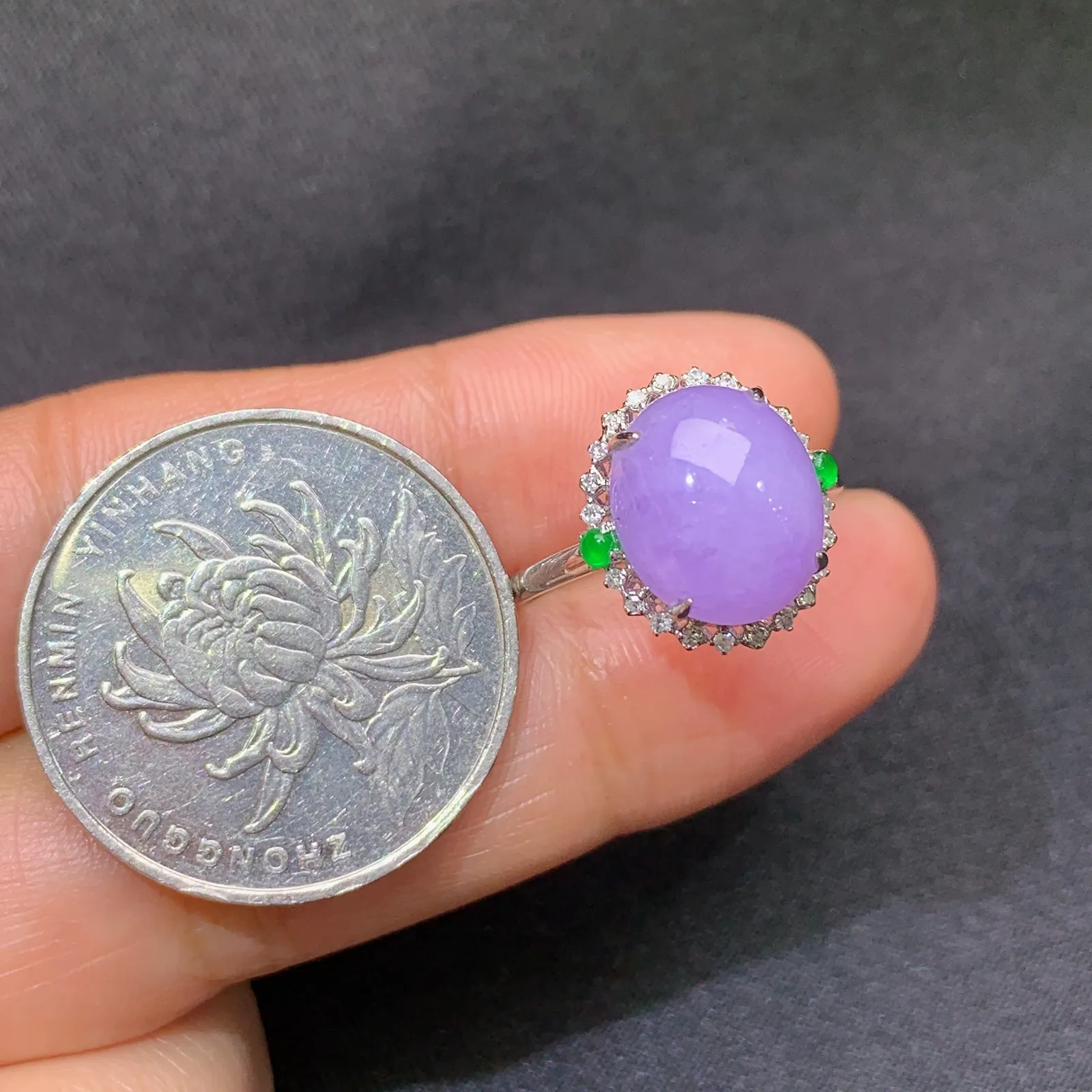 紫罗兰蛋面戒指，18k金镶嵌，色泽鲜艳，温润细腻 圈口14 裸石11*9.4*4.8