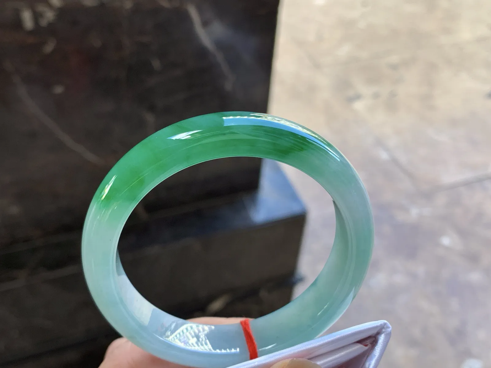 59-14-8.8

浓绿色手镯^_^颜色鲜艳 玉质温润