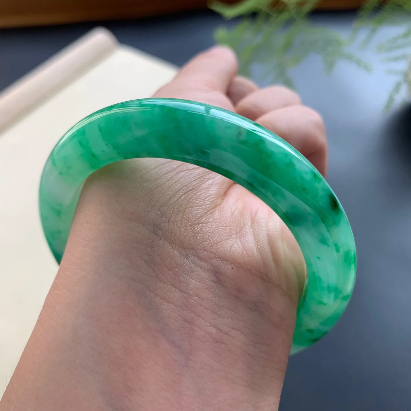 53.3圈口辣绿正圈手镯 尺寸：53.3–1-8.8，无纹裂，细腻光滑，色辣靓丽
