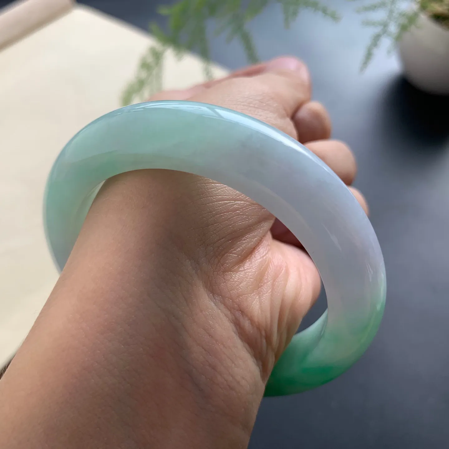 55圈口飘绿正圈手镯 尺寸：55-12.2-9.8，无纹裂，色泽靓丽，优美迷人