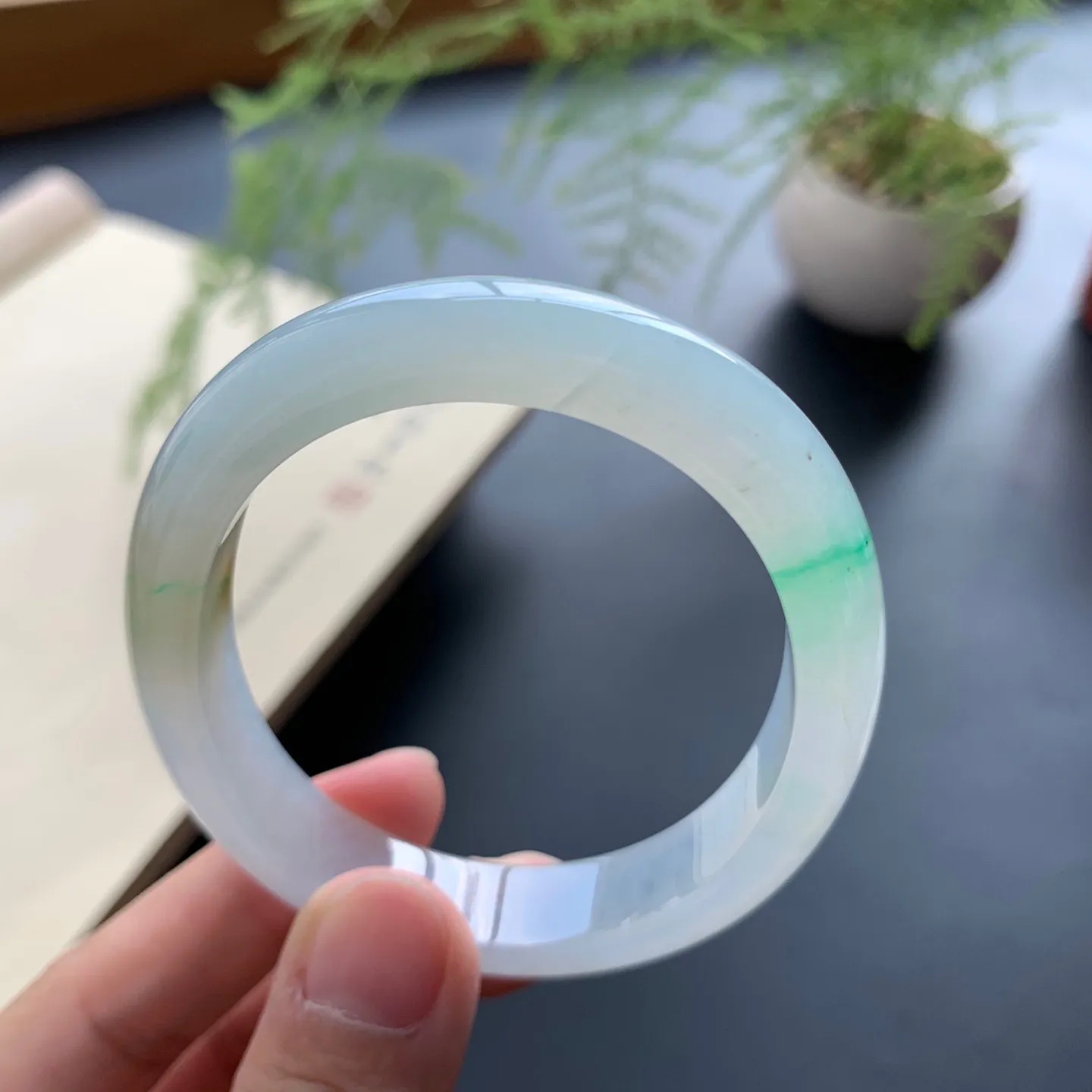 54.8圈口冰飘绿贵妃手镯 尺寸：54.8-47-10.8-7，水润起胶，色泽靓丽