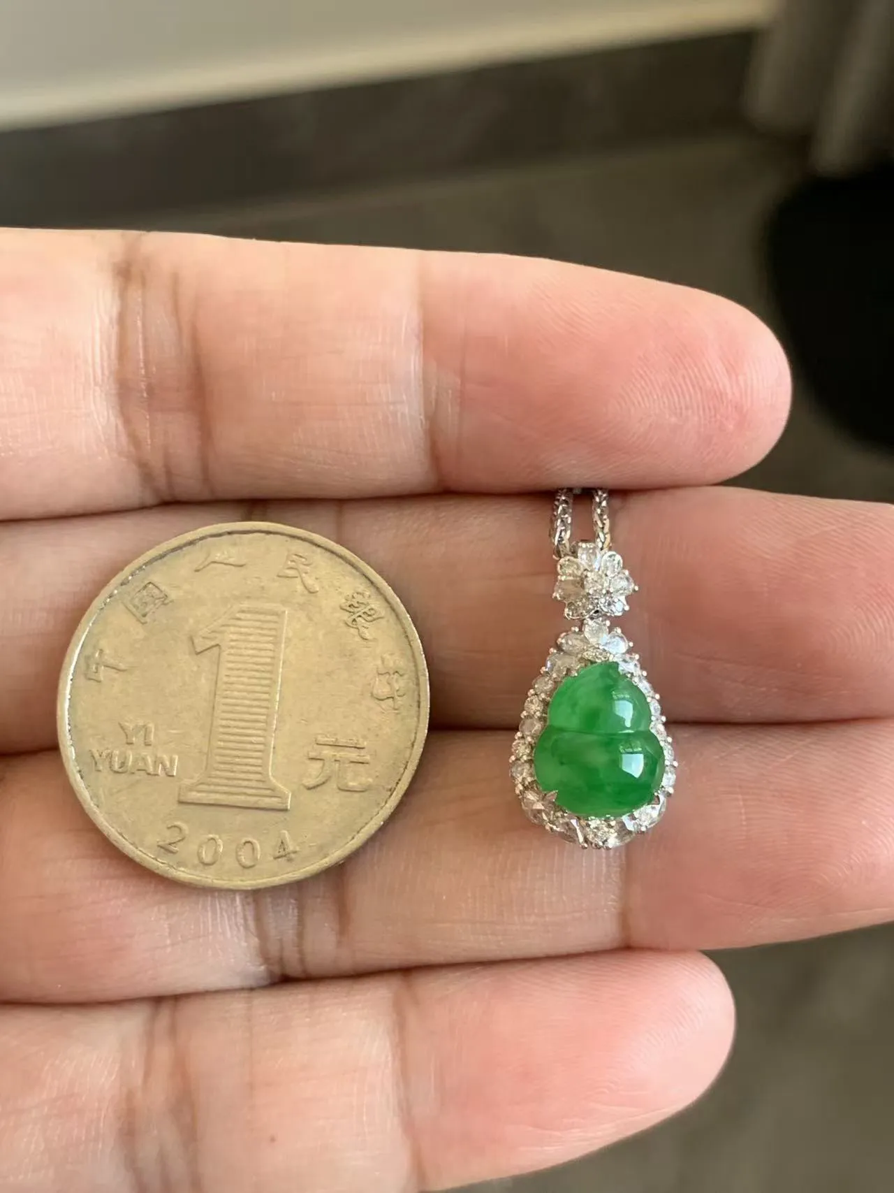 满色小葫芦吊坠
裸石10*8.5*5 整体尺寸20.5*11*9.5
18k金钻石镶嵌