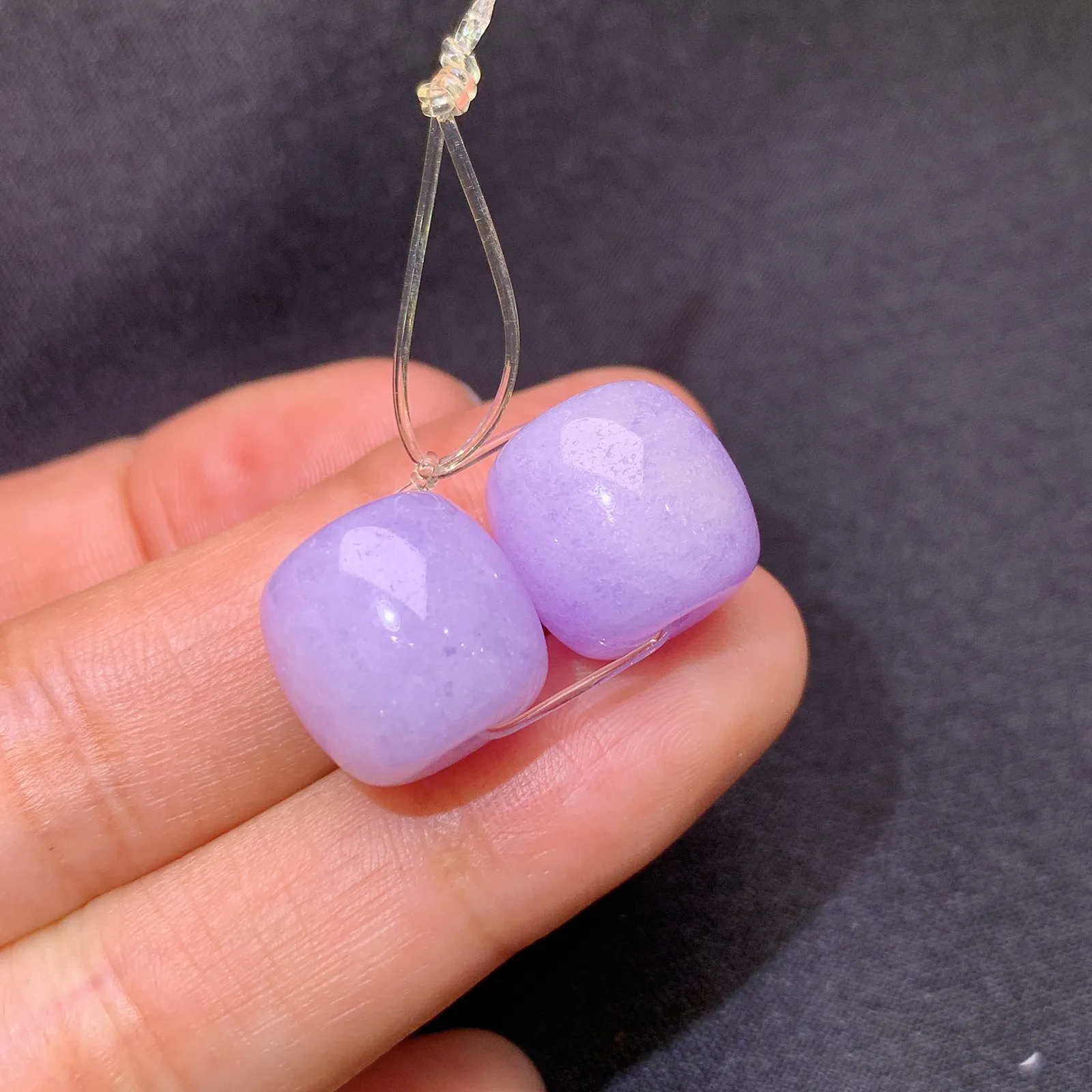 紫罗兰路路通一对，镶嵌佳品，温润细腻，颜色浓郁 尺寸12.2*13.1