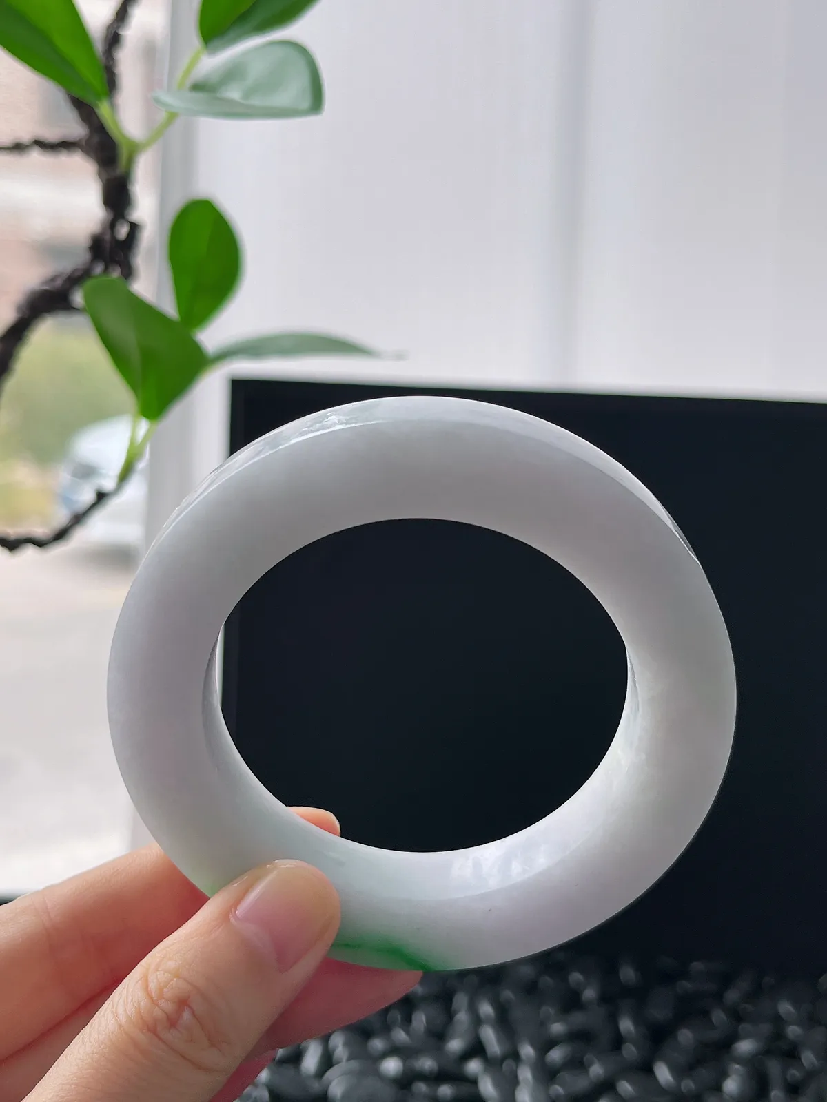 翡翠白底青镯饼，⭕️正圈最大做62，圆条最大做58；最小做54.3