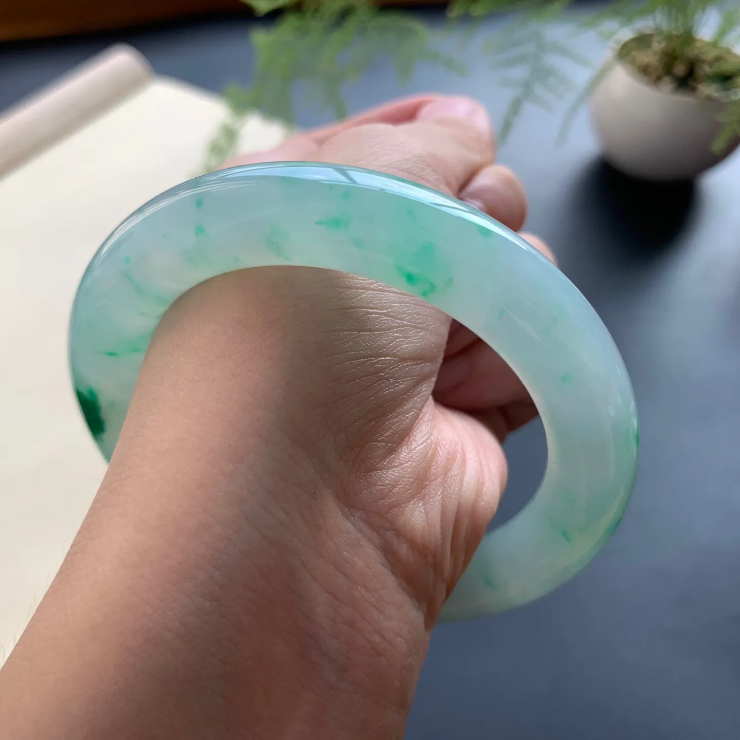 57圈口冰飘绿圆条手镯 尺寸：57-11.6-11.3，色泽靓丽，水润起胶