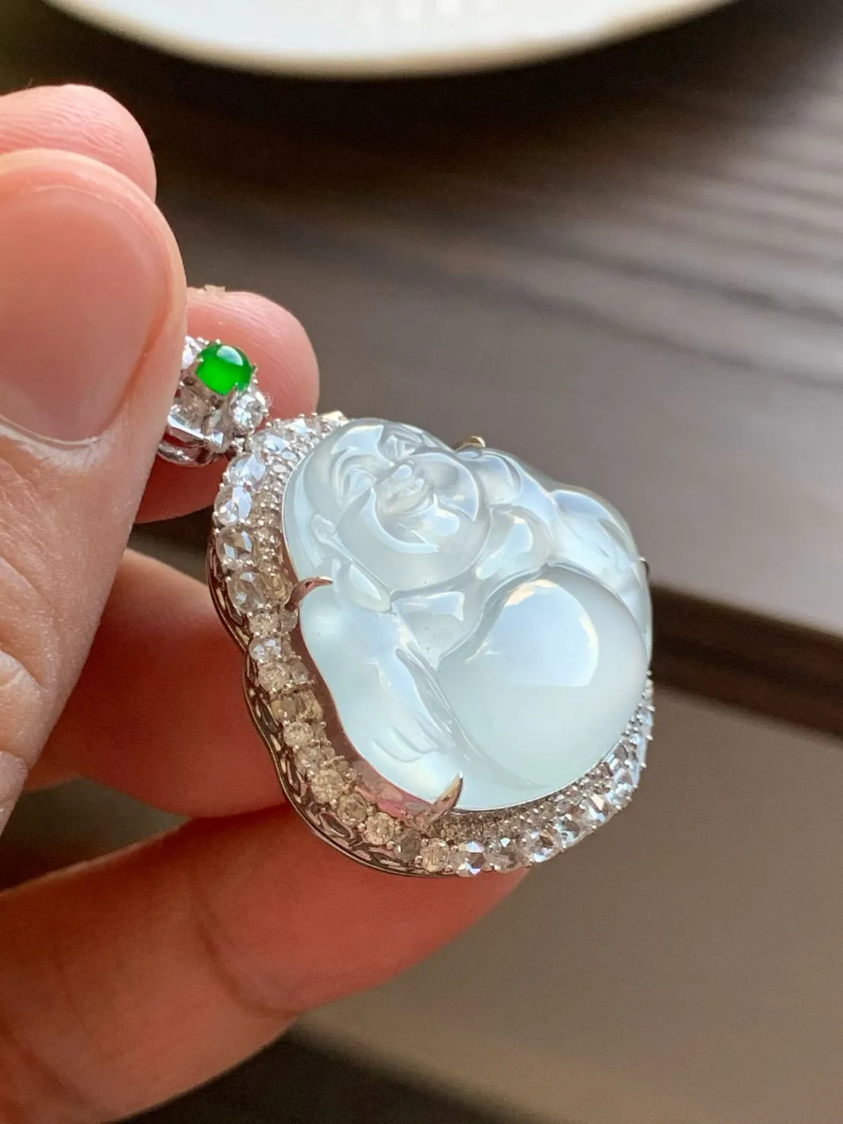 高冰种佛公
裸石24*29.5*4.5 整体尺寸38.5*32.5*12
18k金钻石镶嵌