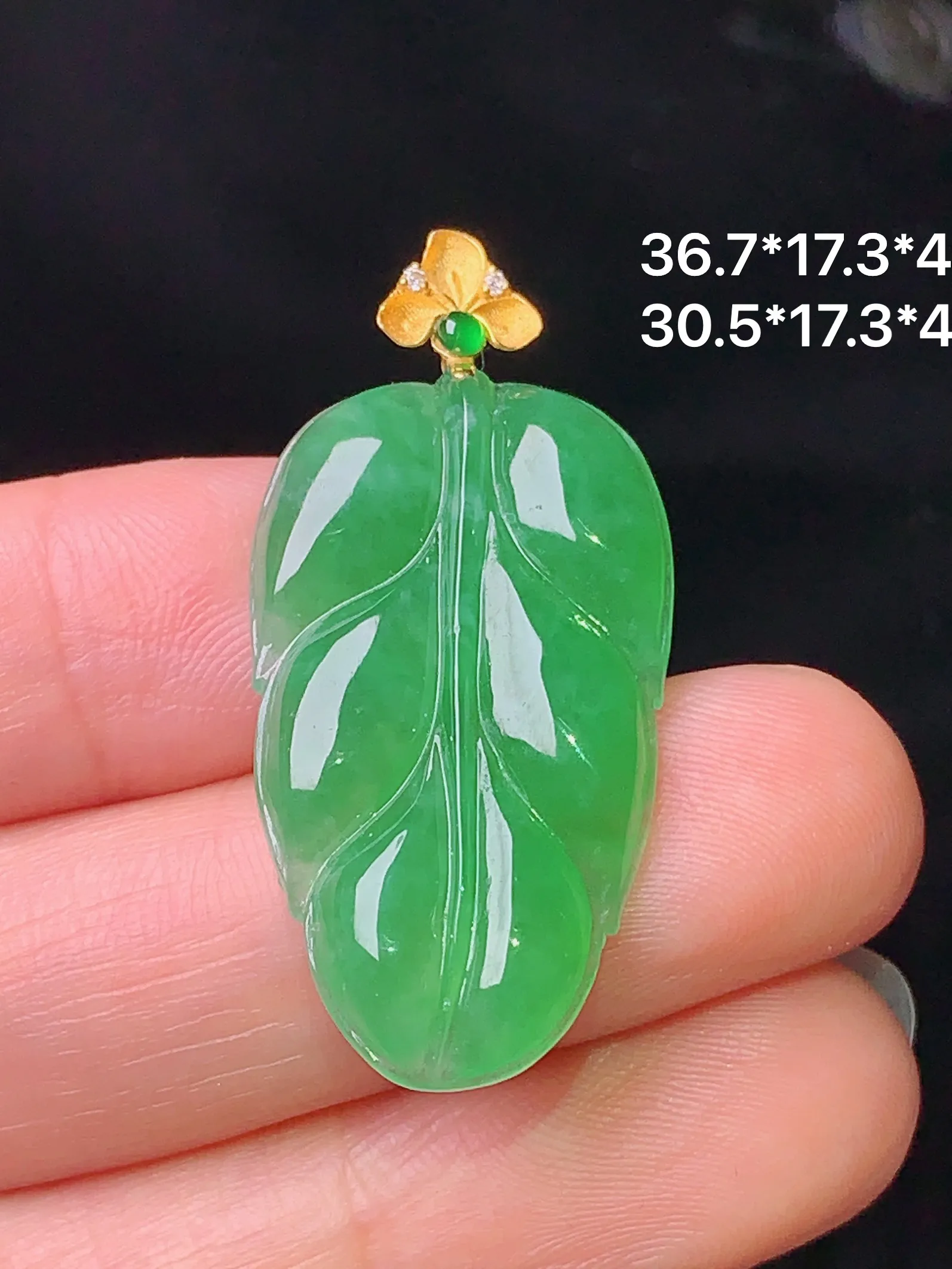 18k金镶嵌翠绿树叶吊坠 玉质细腻 水润亮眼 色泽艳丽 整体尺寸36.7*17.3*4