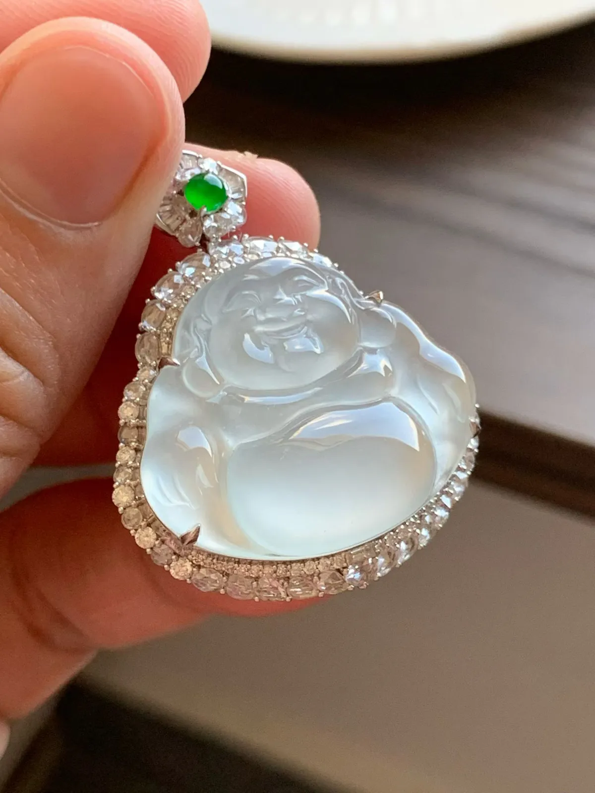 高冰种佛公
裸石24*29.5*4.5 整体尺寸38.5*32.5*12
18k金钻石镶嵌