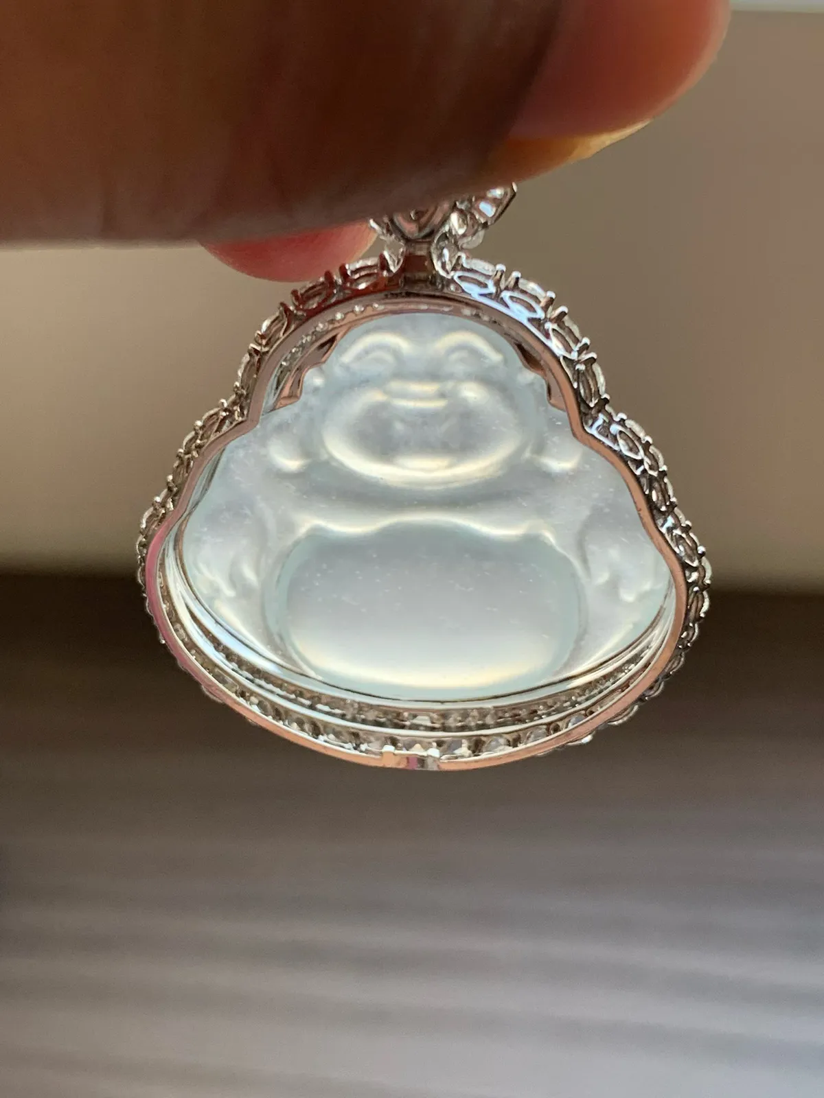 高冰种佛公
裸石24*29.5*4.5 整体尺寸38.5*32.5*12
18k金钻石镶嵌