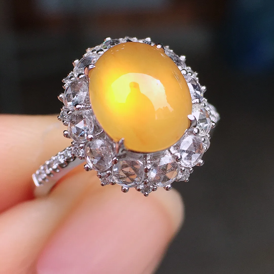 黄翡蛋面戒指，色泽均匀艳丽，玉质细腻，荧光感超
强，饱满圆润，尽显优雅气质，18k
金豪华镶嵌