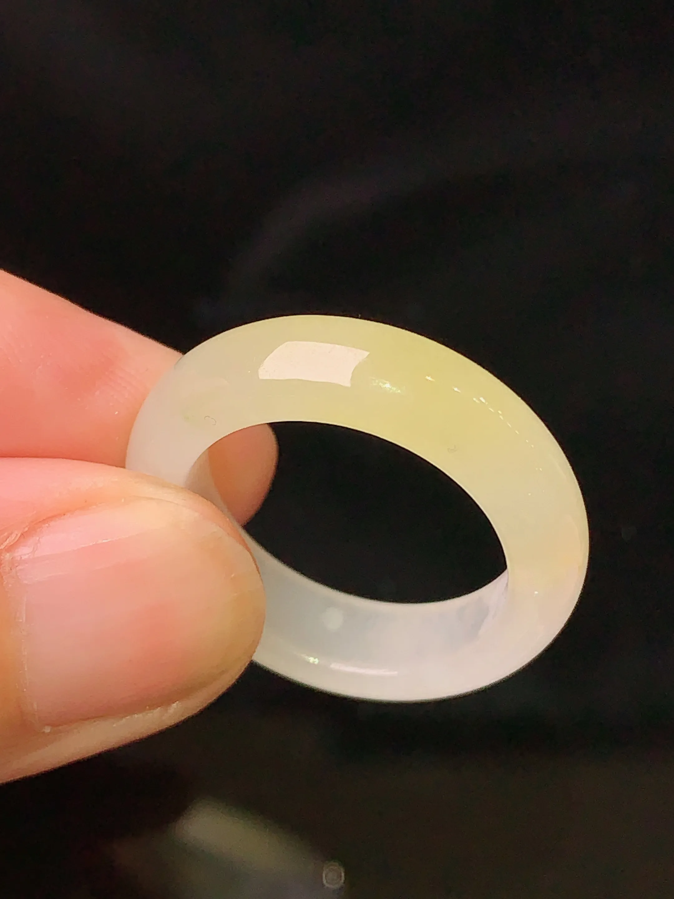 飘黄翡指环 玉质细腻 水润亮眼 色泽艳丽 圈口14.5 整体尺寸24.5*5.9*3.8