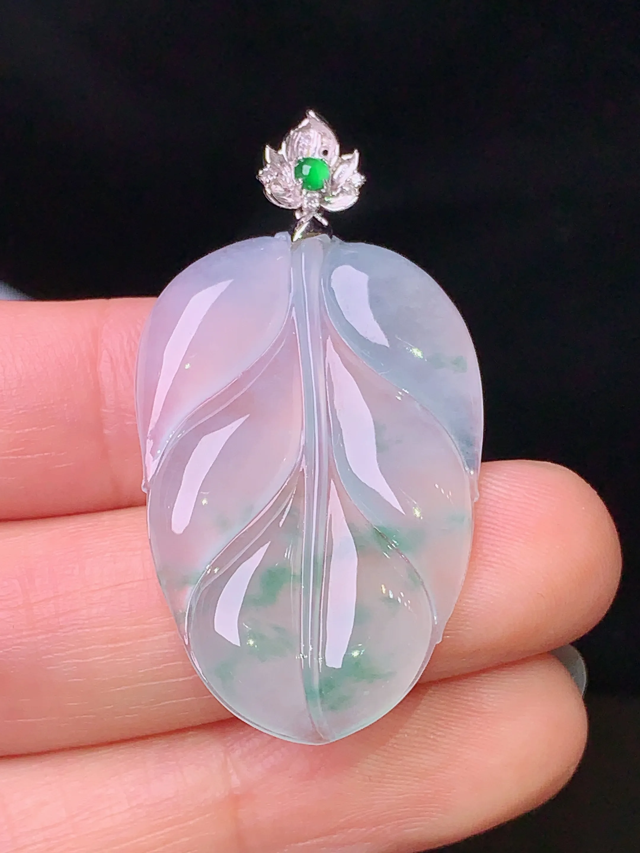 18k金钻镶嵌冰种树叶吊坠 玉质细腻 水润亮眼 色泽艳丽 整体尺寸42*22.3*3.7