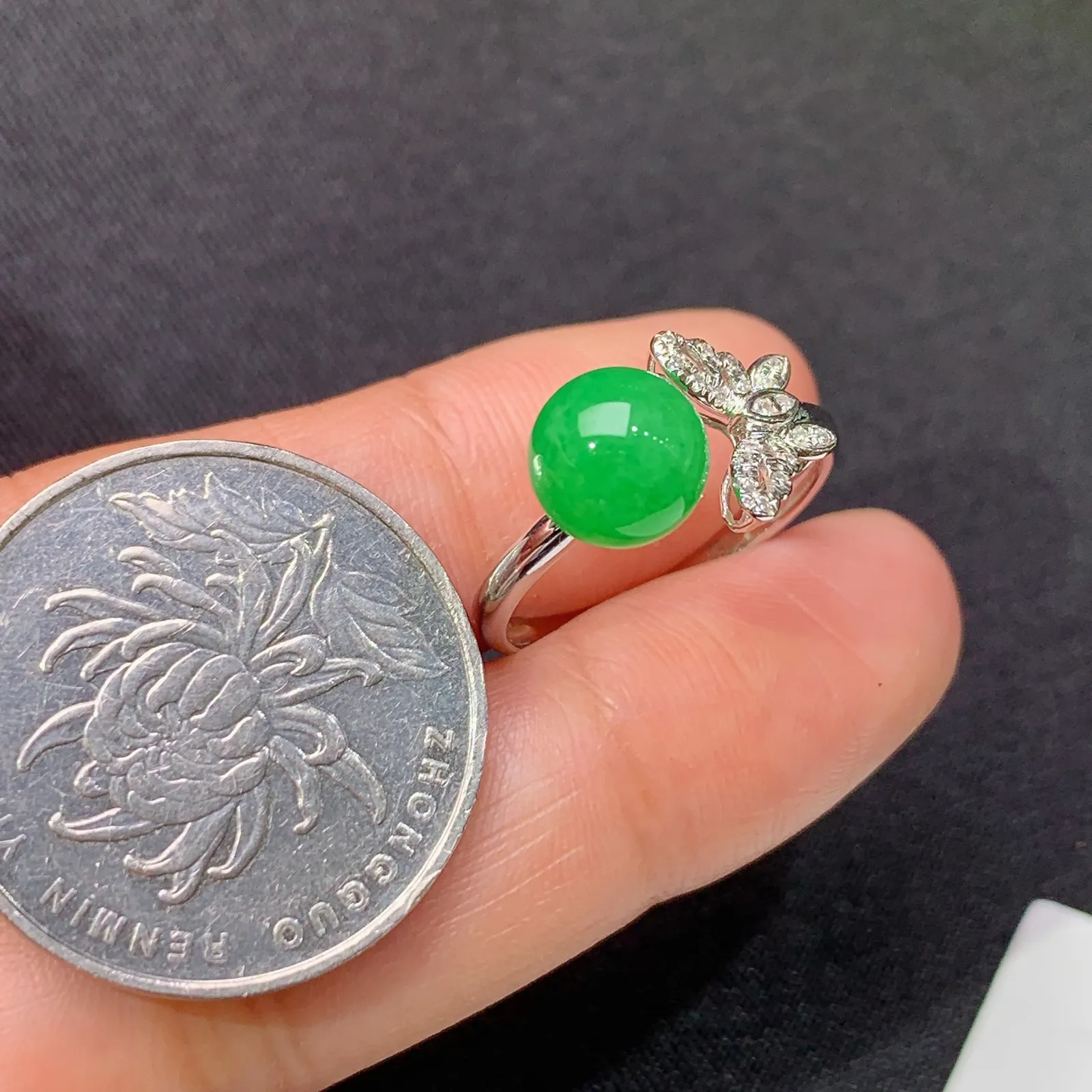 阳绿圆珠戒指，18k金镶嵌，简约时尚，冰润色阳，种水足，圈口14 直径7.6