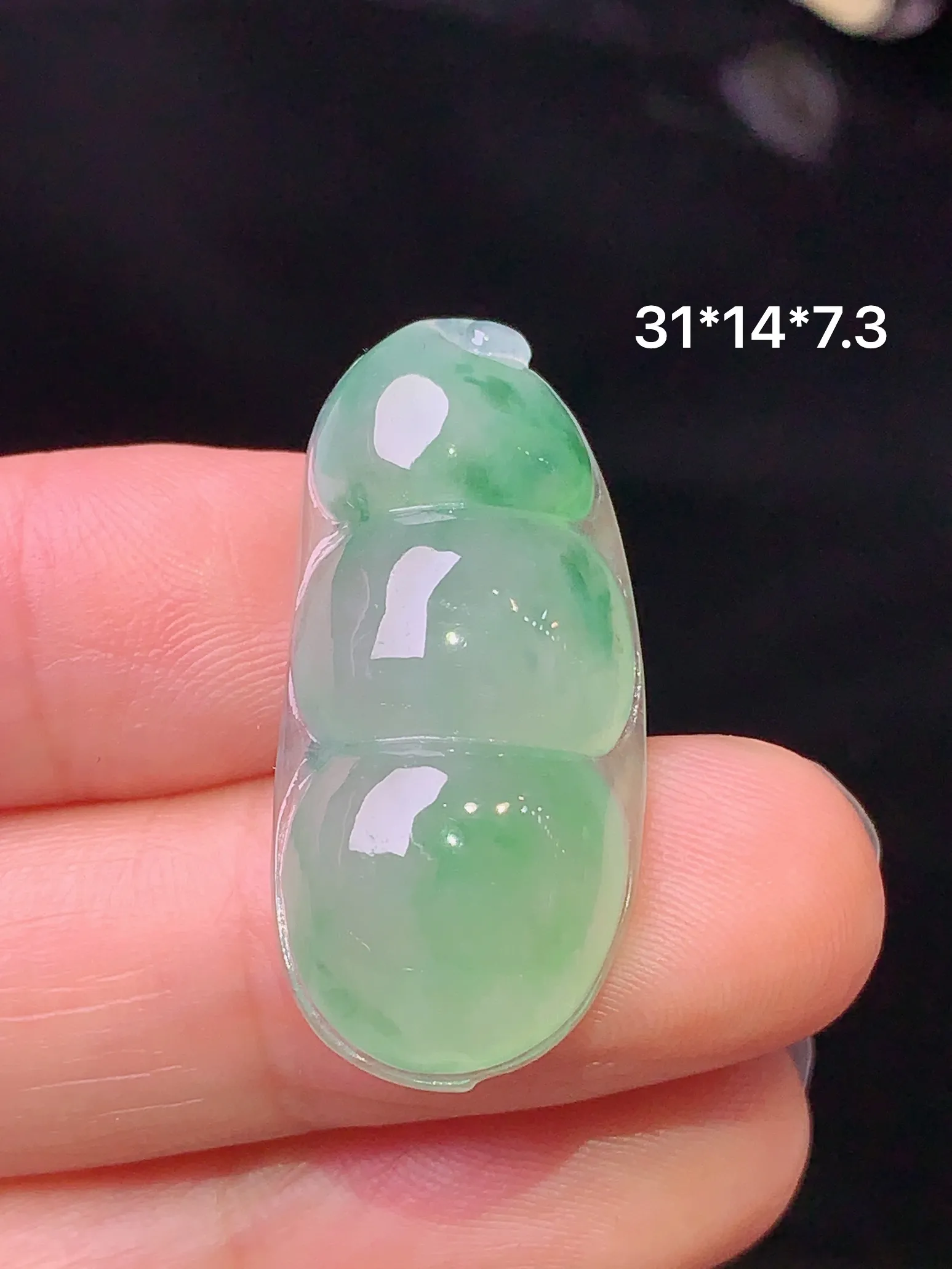 飘绿四季豆吊坠 玉质细腻 水润亮眼 色泽艳丽 整体尺寸31*14*7.3