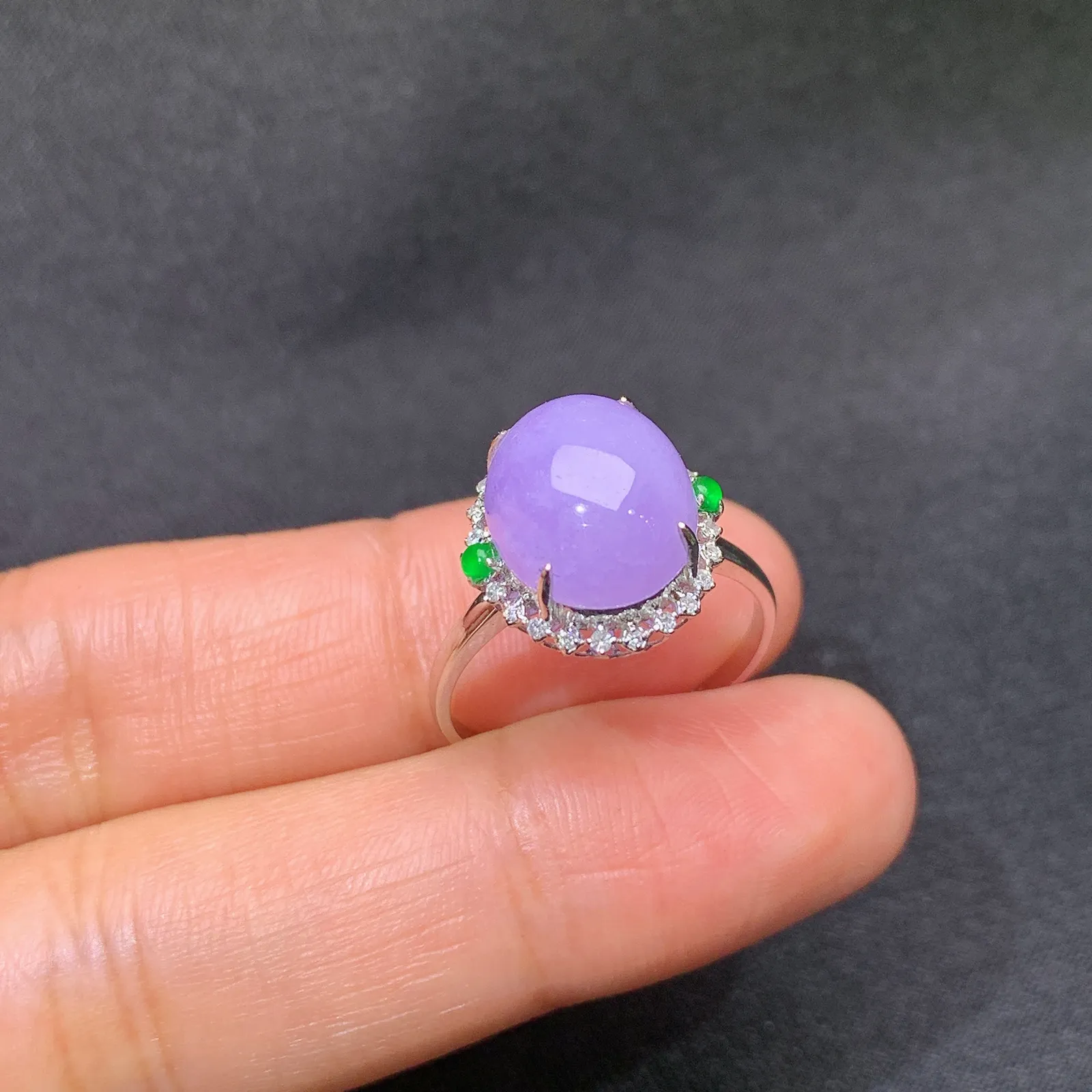 紫罗兰蛋面戒指，18k金镶嵌，色泽鲜艳，温润细腻 圈口14 裸石11*9.4*4.8