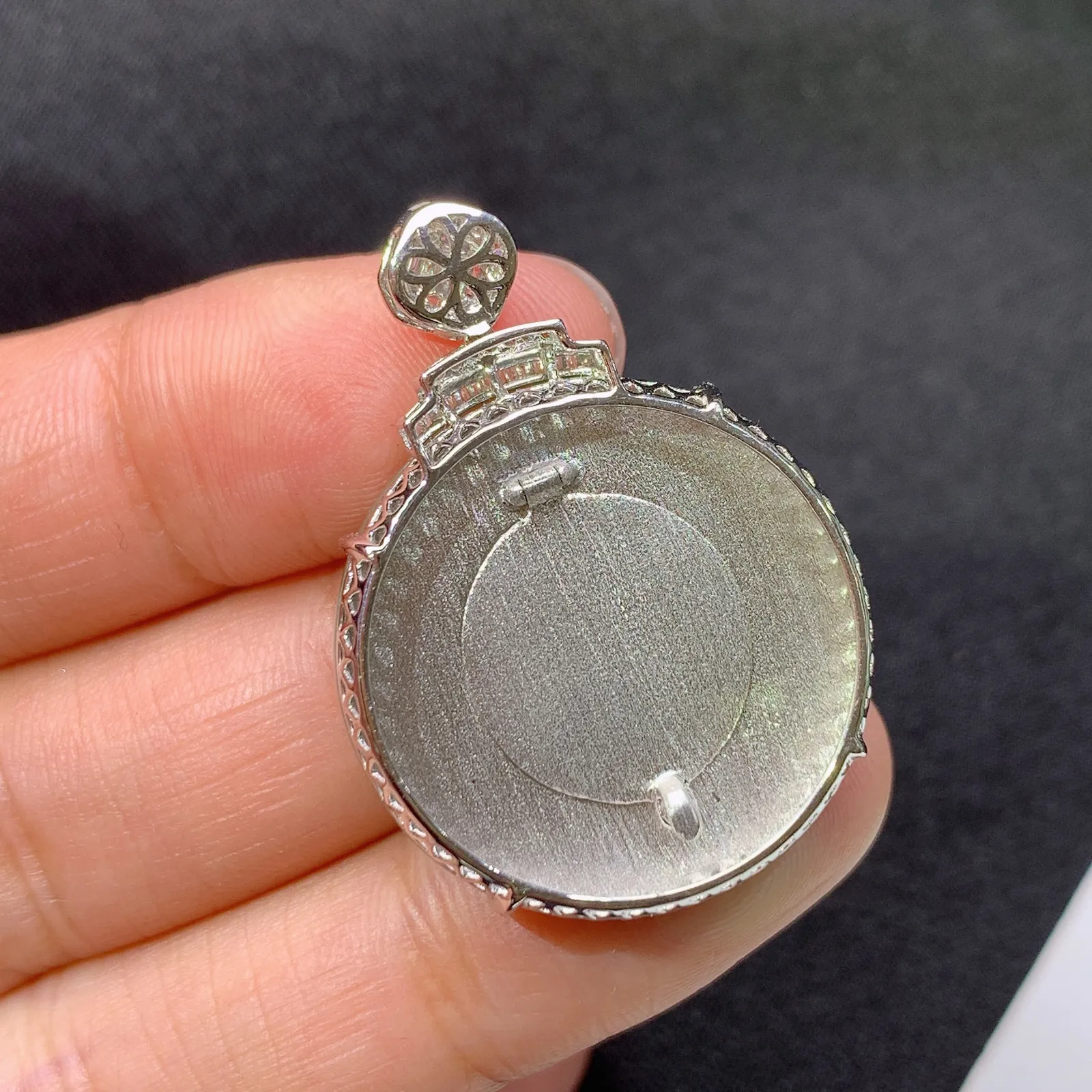 飘绿圆牌吊坠，18k金镶嵌，冰润色阳，玉质细腻，种水足 尺寸33.7*24.3*6