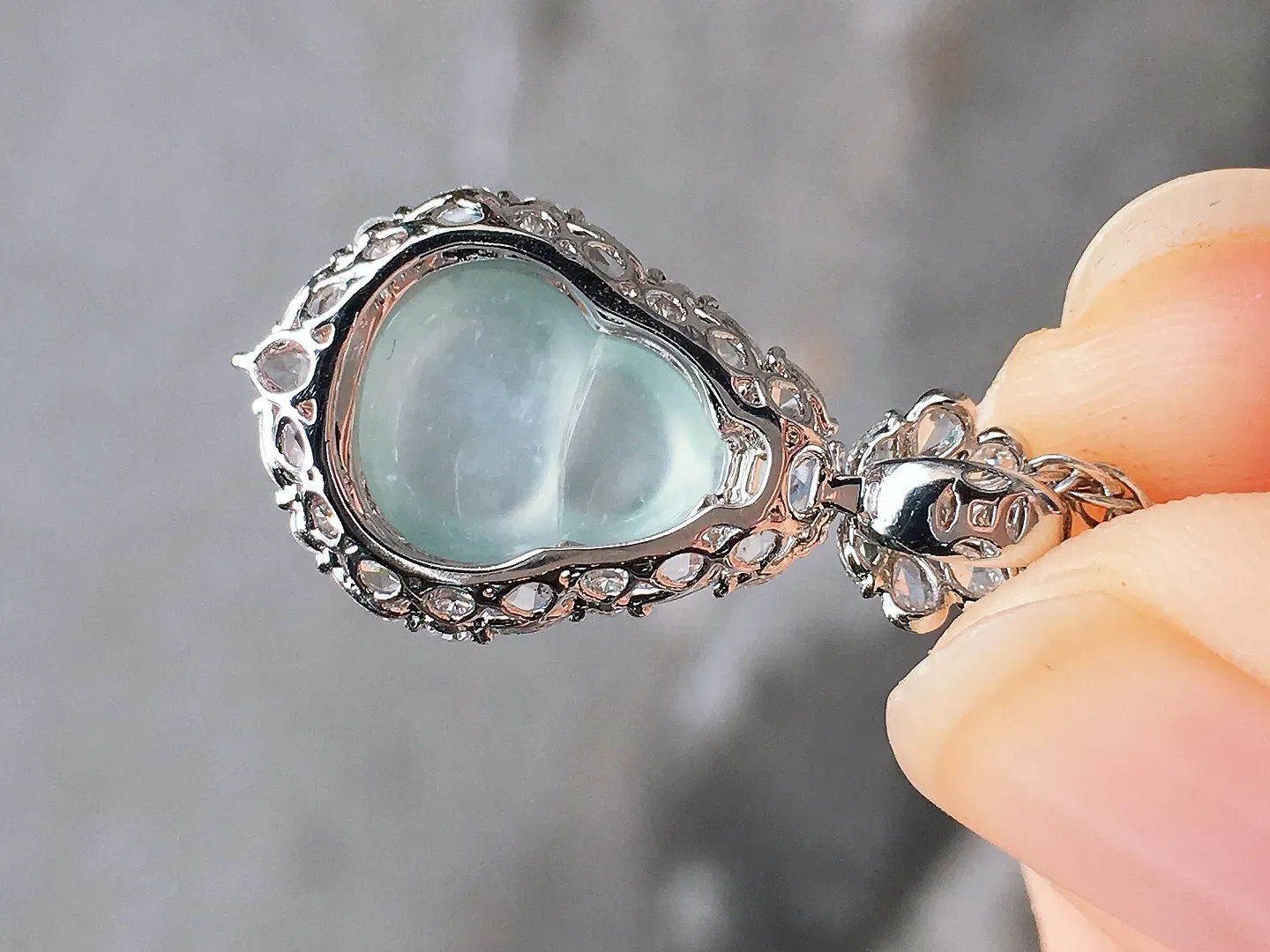 玻璃种葫芦吊坠，玉质细腻，荧光感超
强，饱满圆润，尽显优雅气质，18k
金豪华镶嵌