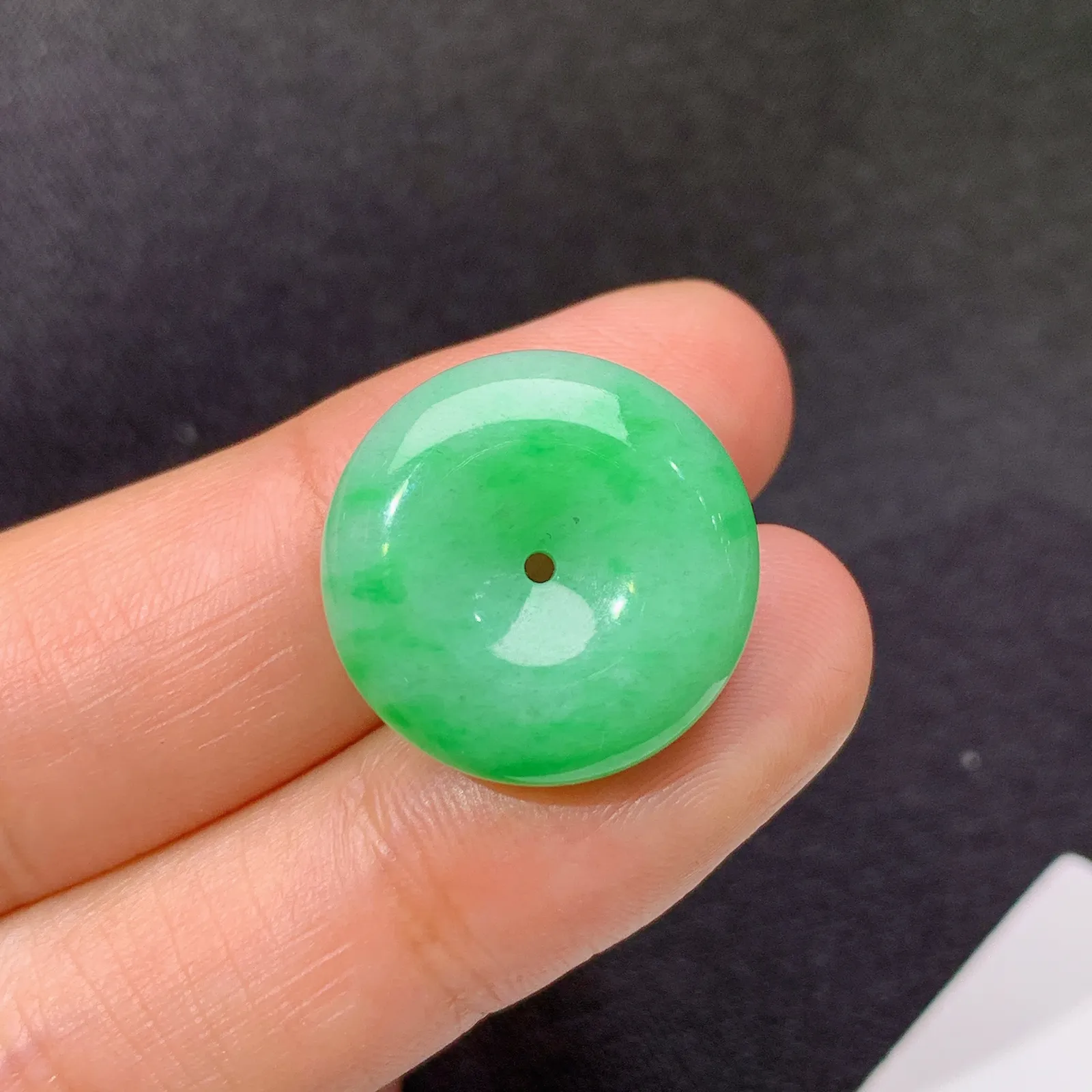 飘绿平安扣，冰润色阳，玉质细腻，种水足 尺寸18.2*6.6