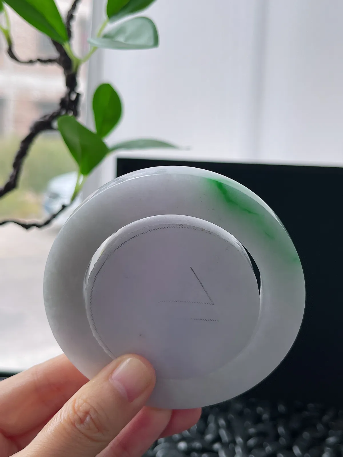 翡翠白底青镯饼,⭕️正圈最大做62,圆条最大做58;最小做54.3