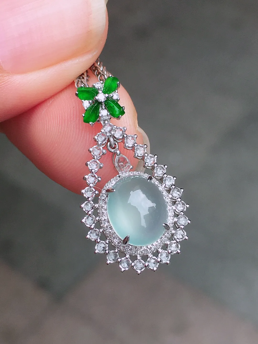 冰种蛋面吊坠，玉质细腻，荧光感超
强，饱满圆润，尽显优雅气质，18k
金豪华镶嵌