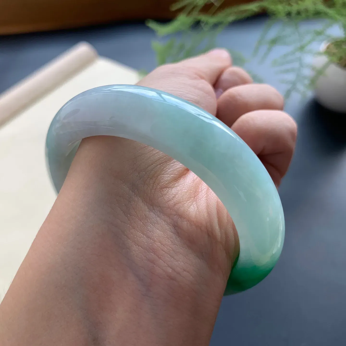 55圈口飘绿正圈手镯 尺寸：55-13.8-8.8，无纹裂，细腻光滑，版型厚装