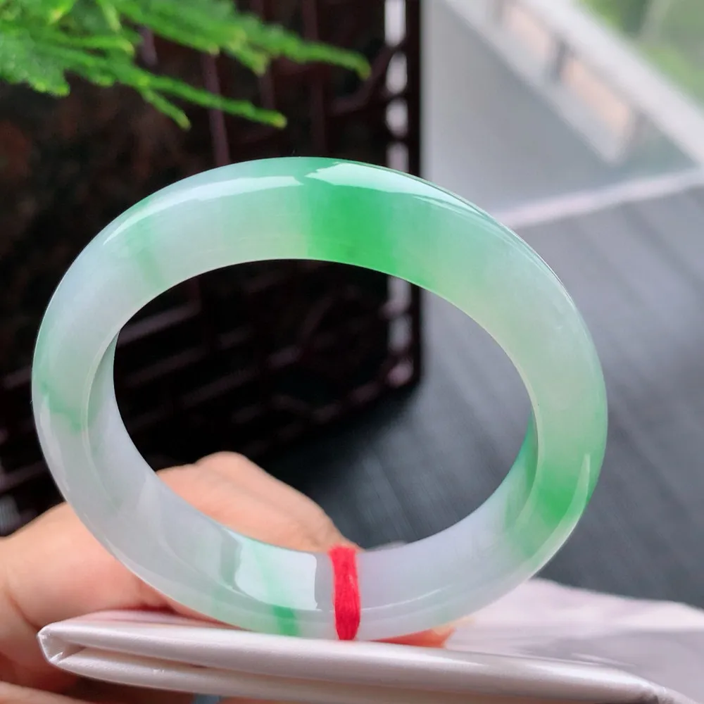 正圈高冰阳绿 无瑕 尺寸:51.1/12.4/8.2 种色俱佳