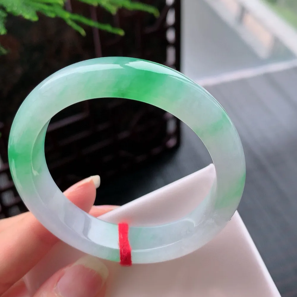 正圈高冰阳绿 无瑕 尺寸:51.1/12.4/8.2 种色俱佳