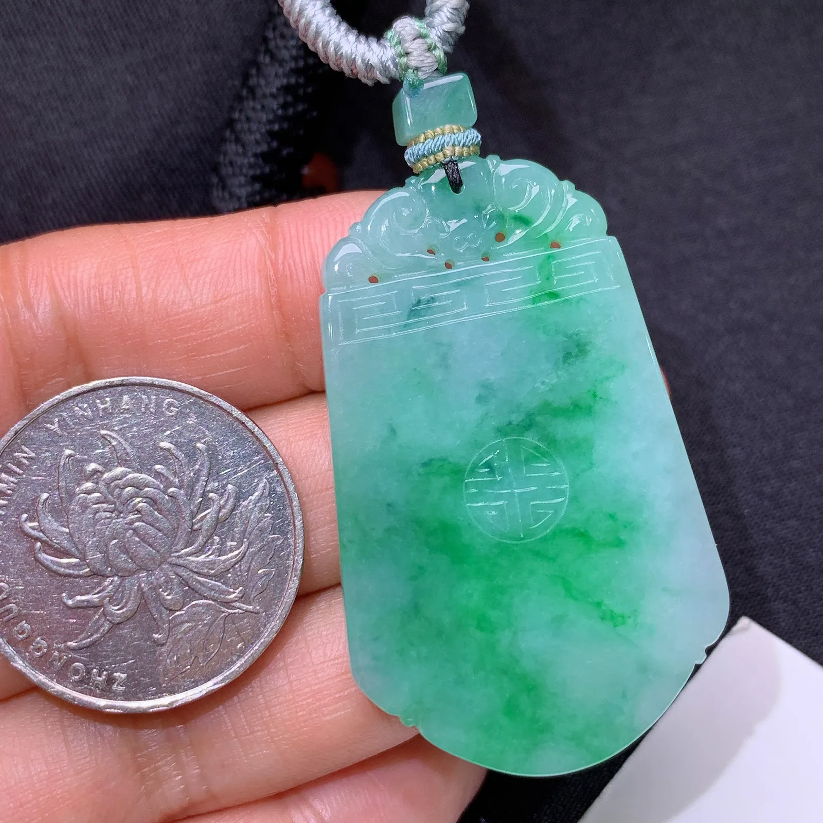 飘绿无事牌，冰润色阳，厚装种老，种水足 尺寸45.2*28.6*3.9