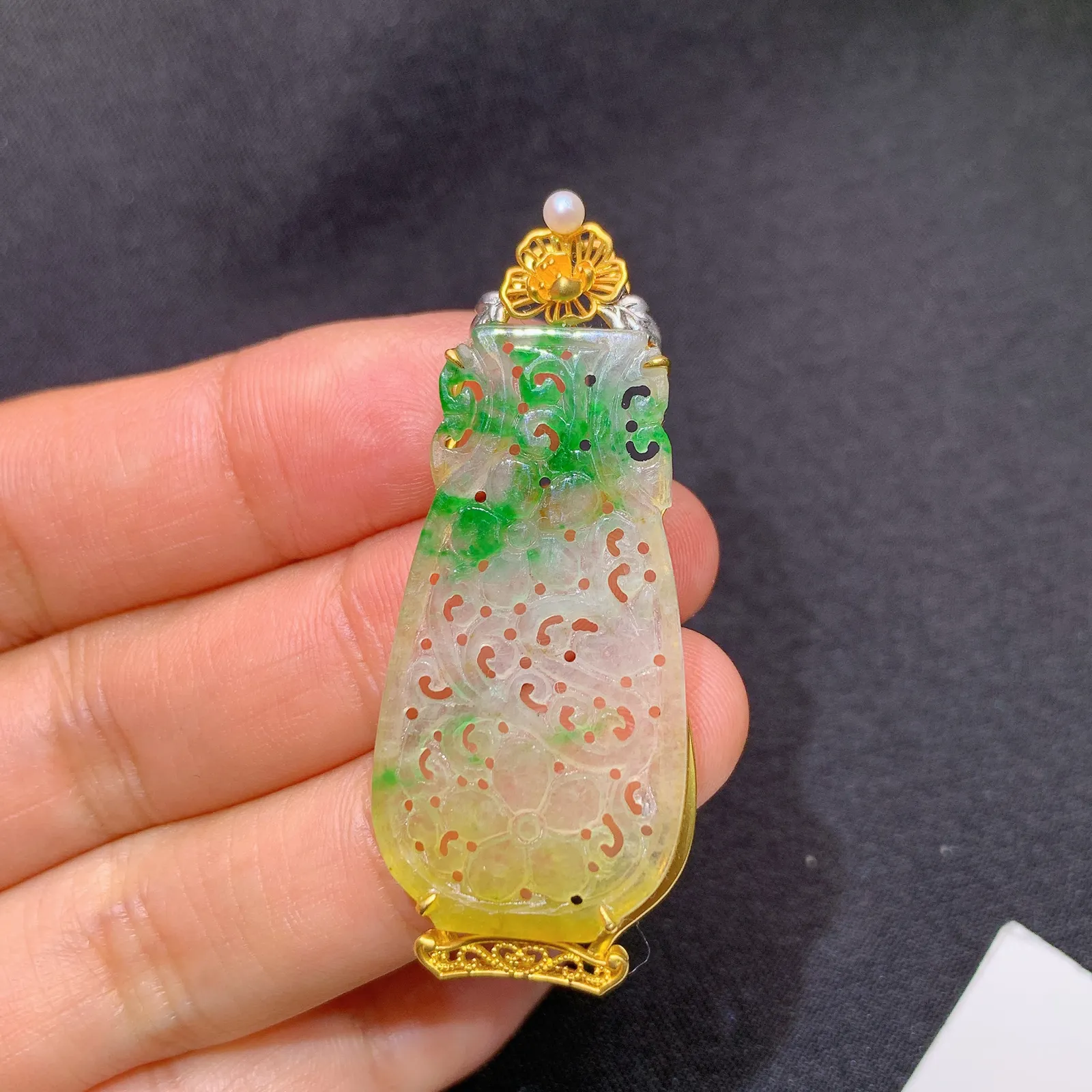 冰黄绿花瓶吊坠，18k金镶嵌，冰润鲜艳，种水足 尺寸47.7*19.5*3.7