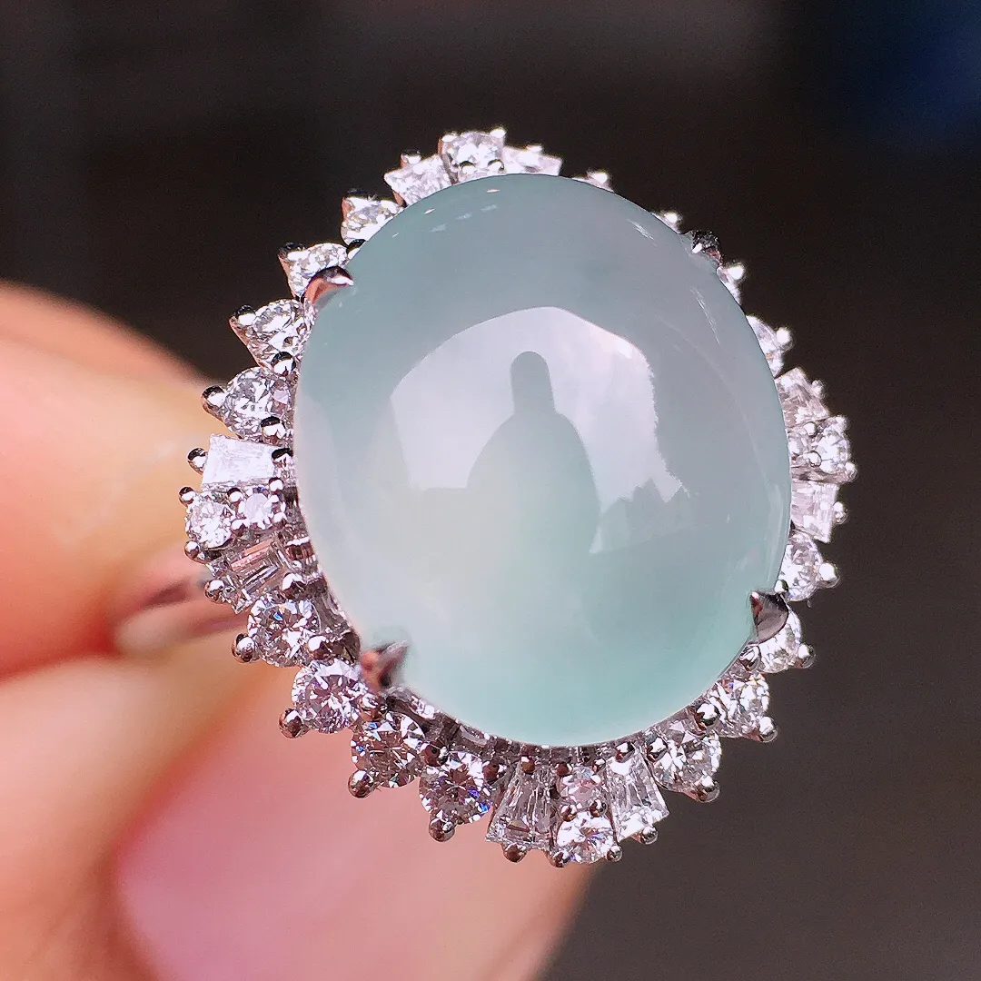 冰种蛋面戒指，玉质细腻，荧光感超
强，饱满圆润，尽显优雅气质，18k
金豪华镶嵌