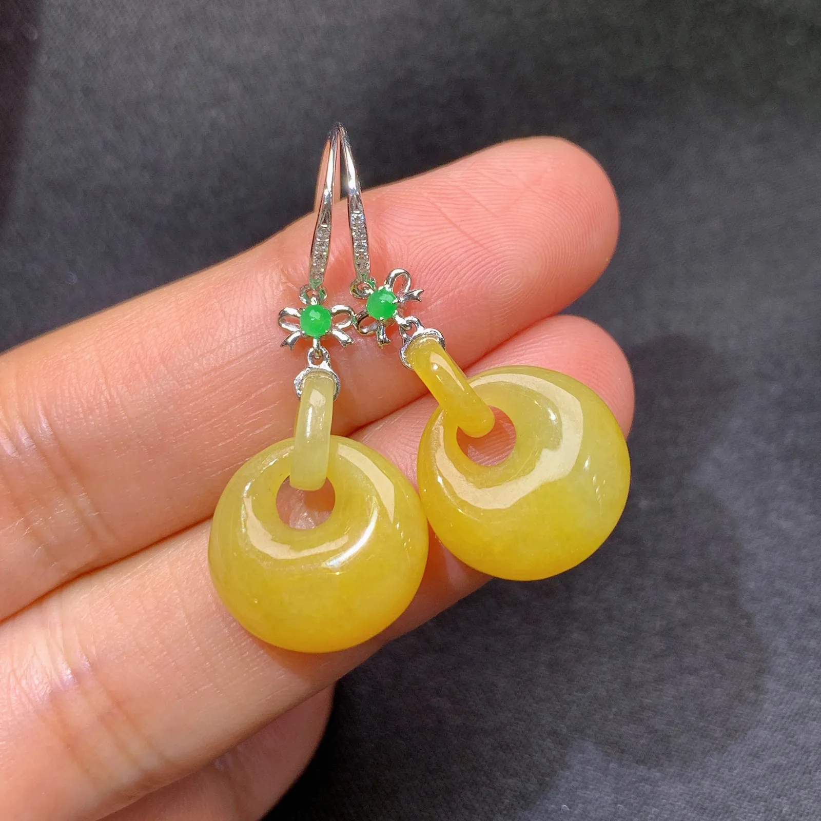 黄翡环环相扣耳坠，18k金镶嵌，简约时尚，冰透水润，颜色鲜亮 尺寸13.8*13.3*5.6