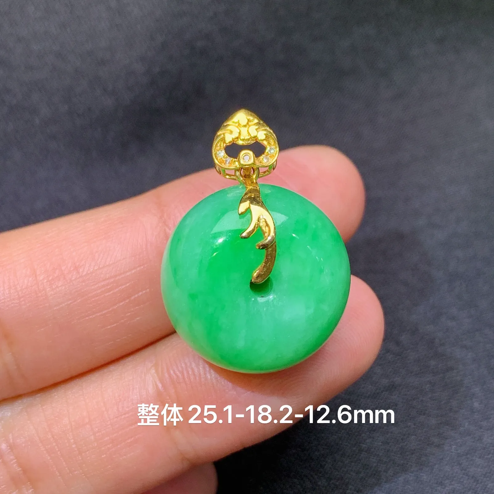 阳绿平安扣吊坠，18k金镶嵌，冰润色阳，玉质细腻，种水足 尺寸25.1*18.2*12.6