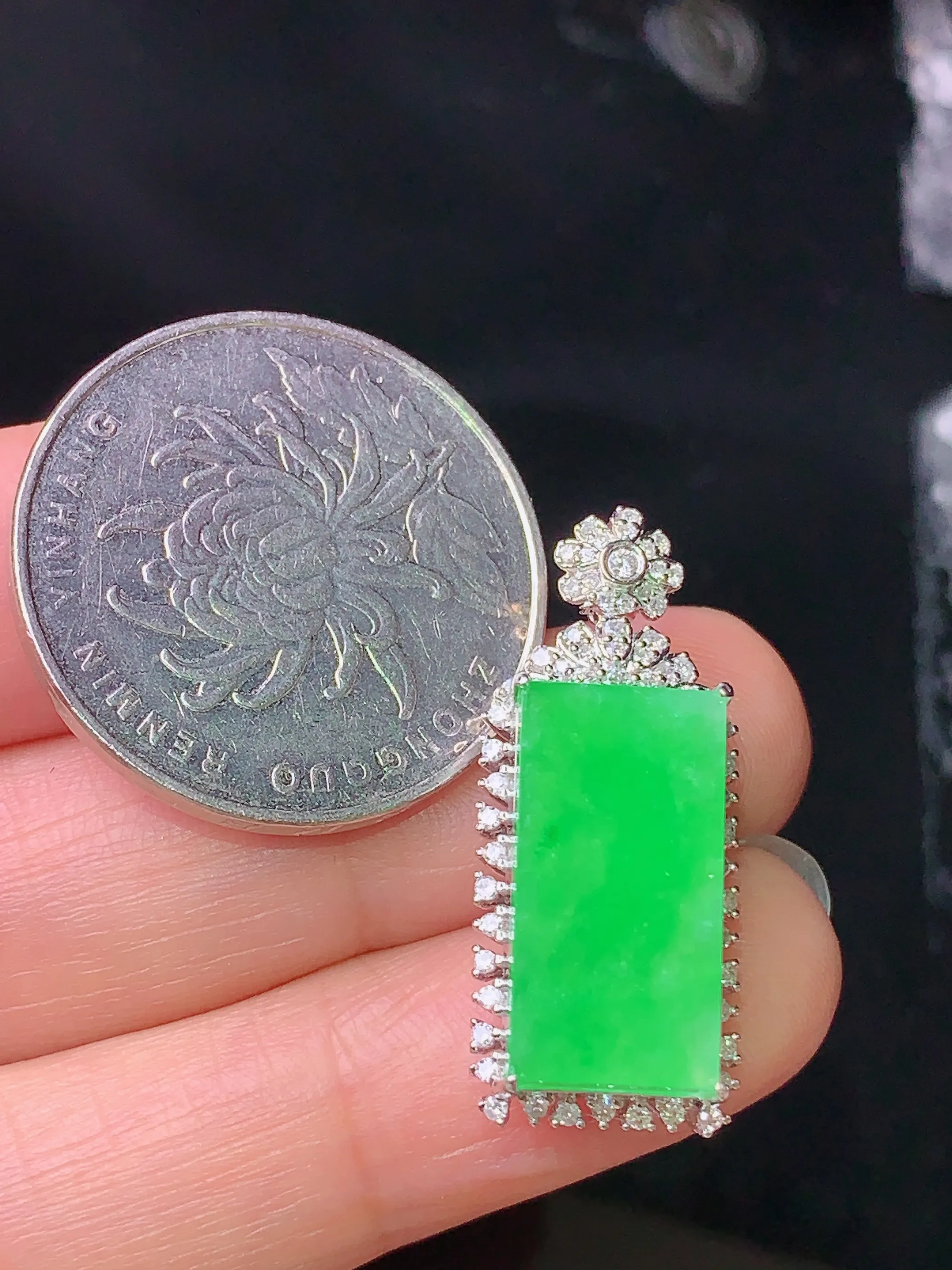 18k金钻镶嵌翠绿无事牌吊坠 玉质细腻 水润亮眼 色泽艳丽 整体尺寸28.2*11.8*6.8
